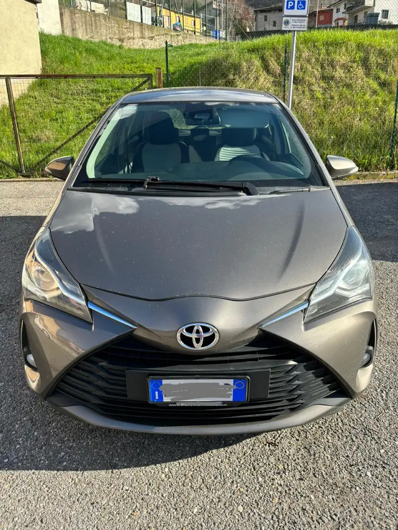 Toyota Yaris 5p 1.0 premiun Brązowy - 1