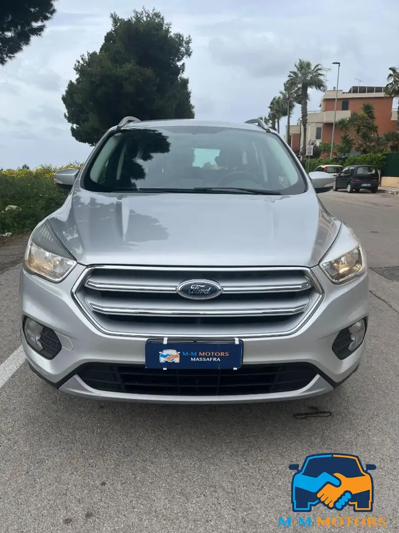 Ford Kuga 1.5 TDCI 120 CV S&S 2WD Business Stříbrná - 2