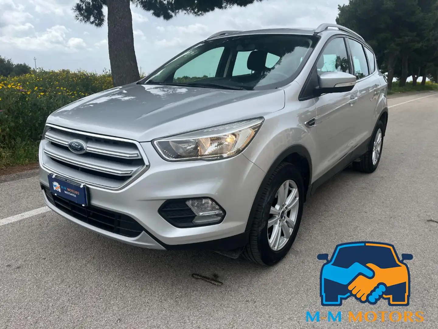 Ford Kuga 1.5 TDCI 120 CV S&S 2WD Business Stříbrná - 1