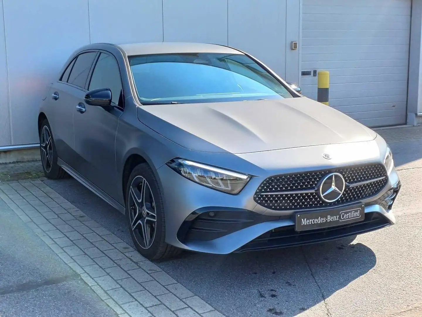 Mercedes-Benz A 250 e Hatchback AMG Line | Nightpack | Verwarmde Zetel Grijs - 2