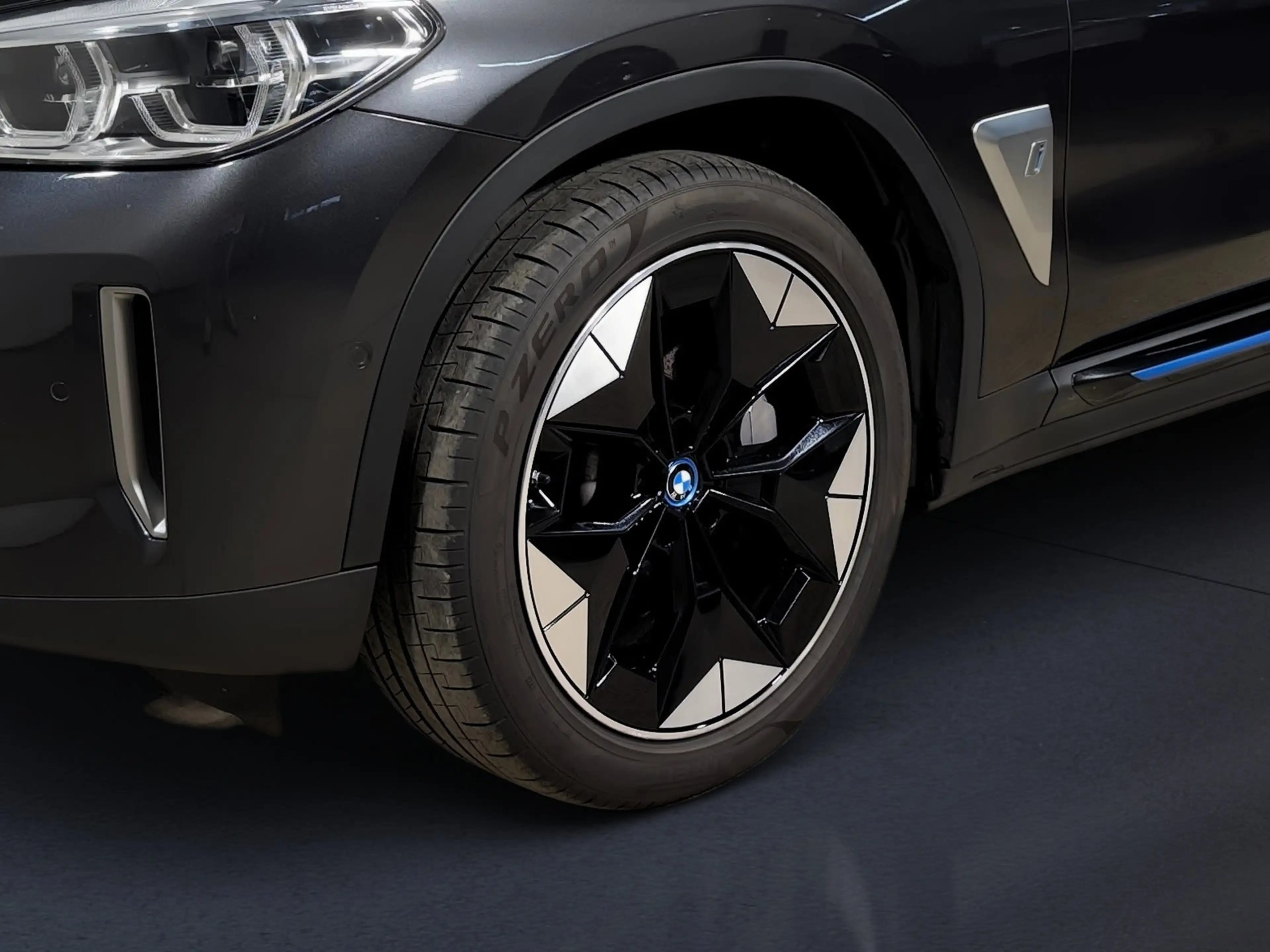 BMW iX3 — photo 4