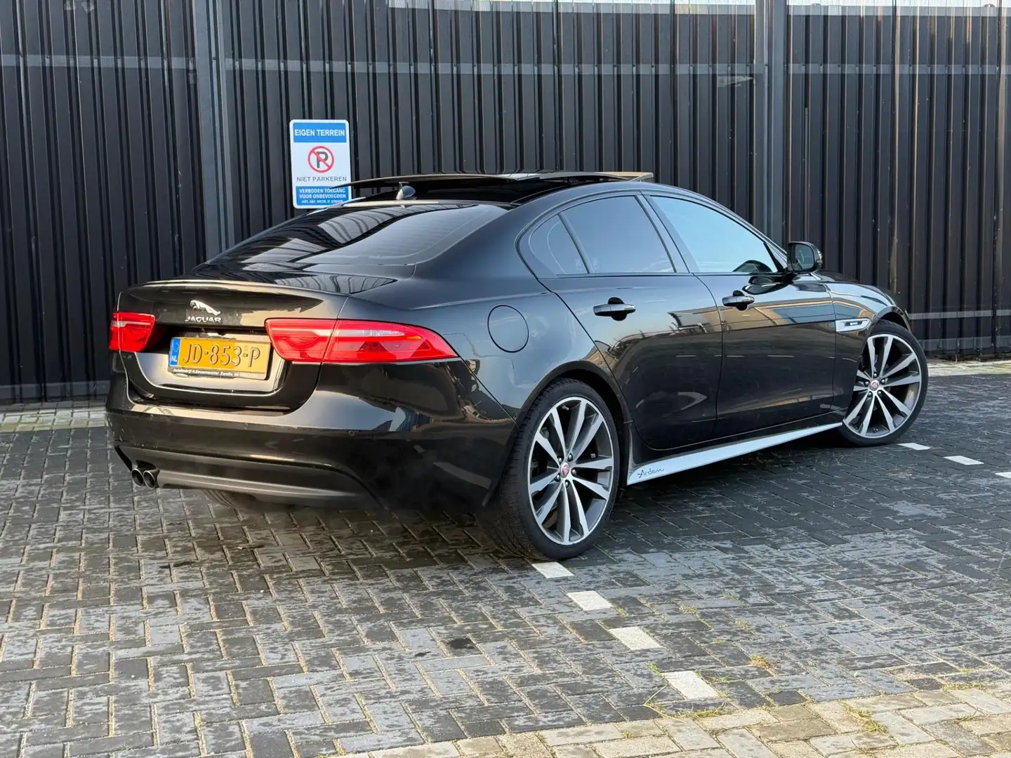 Jaguar XE 2.0 D Portfolio - R DYNAMIC - SCHUIFDAK Noir - 2