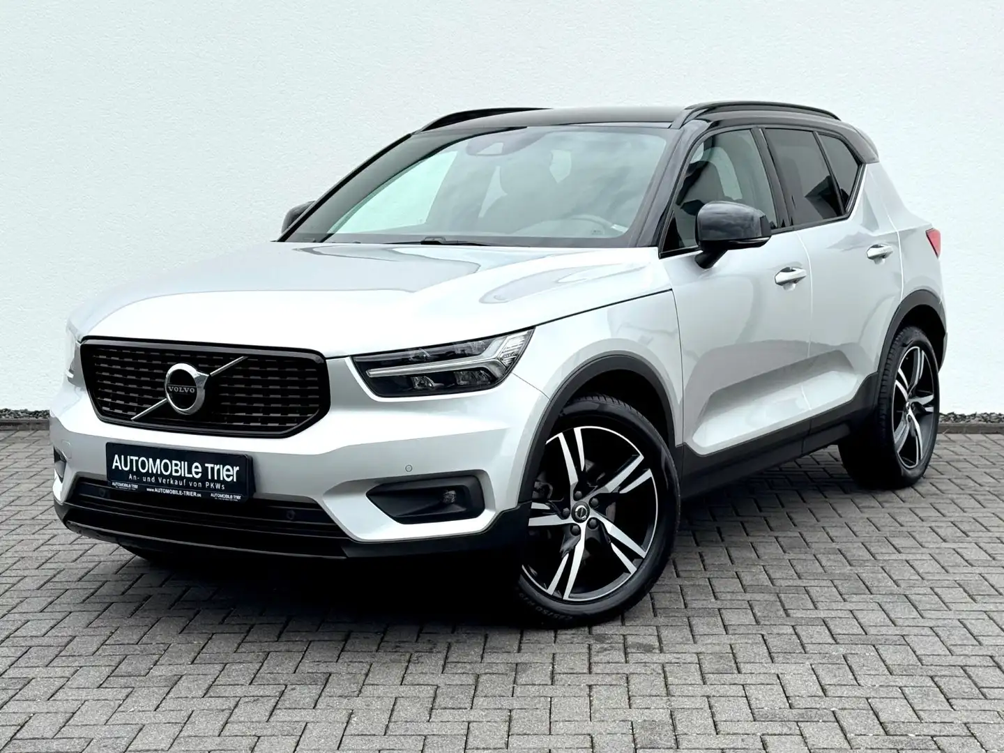 Volvo XC40 R Design AWD /NAVI/LED/ACC/H&K/CAM/GARANTIE Silber - 1