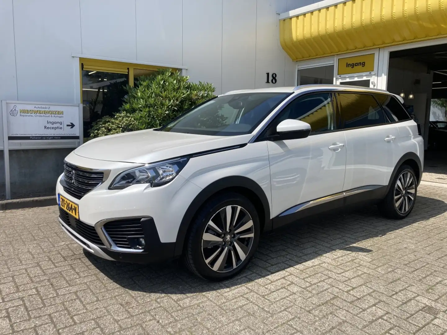 Peugeot 5008 1.2 Allure 7 Persoons Automaat Trekhaak Leer Wit - 1