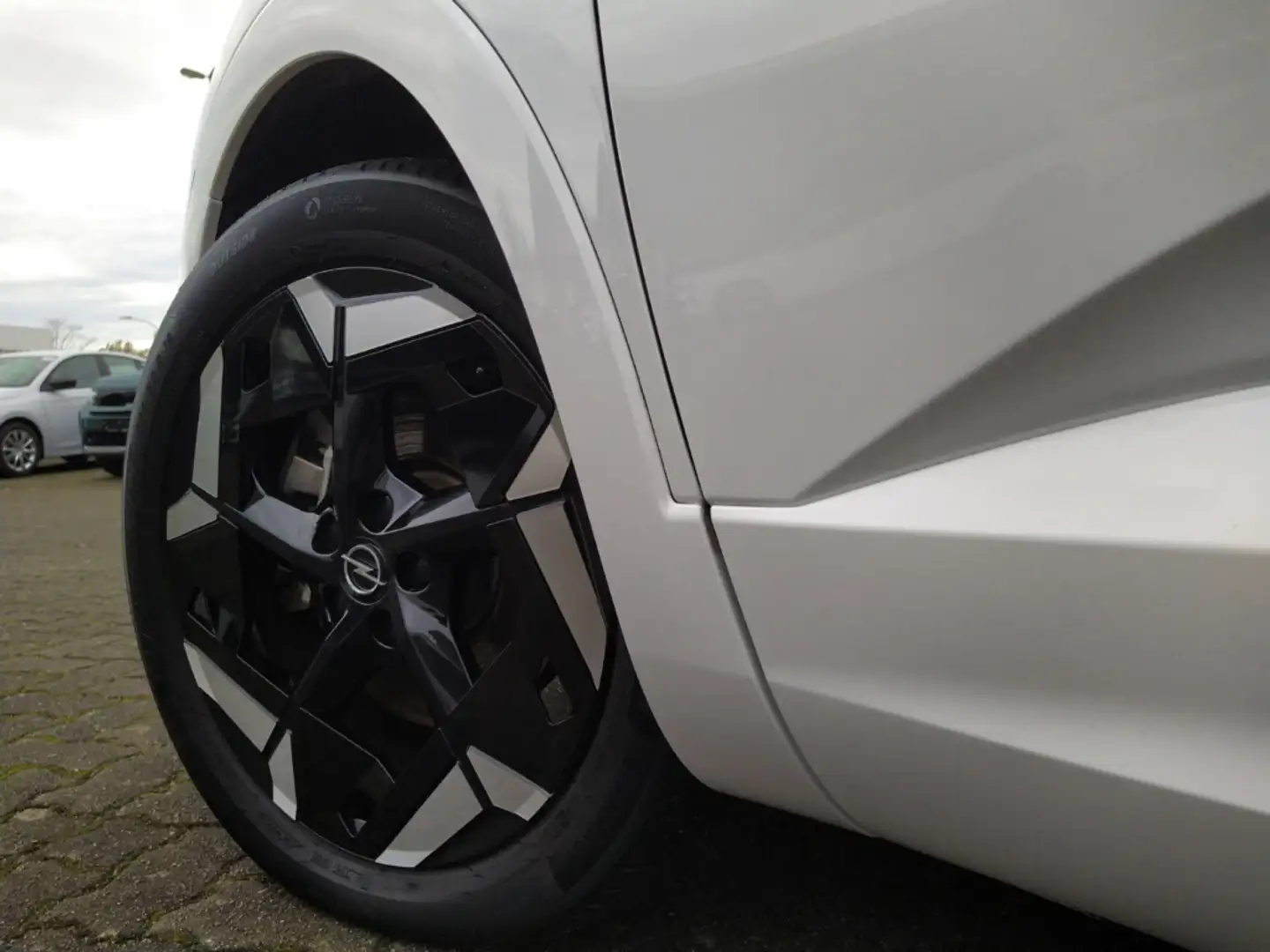 Opel Grandland GSe Plug-in Hybrid +AHK+Matrix+Navi+360 Grad+7,4 K Weiß - 2