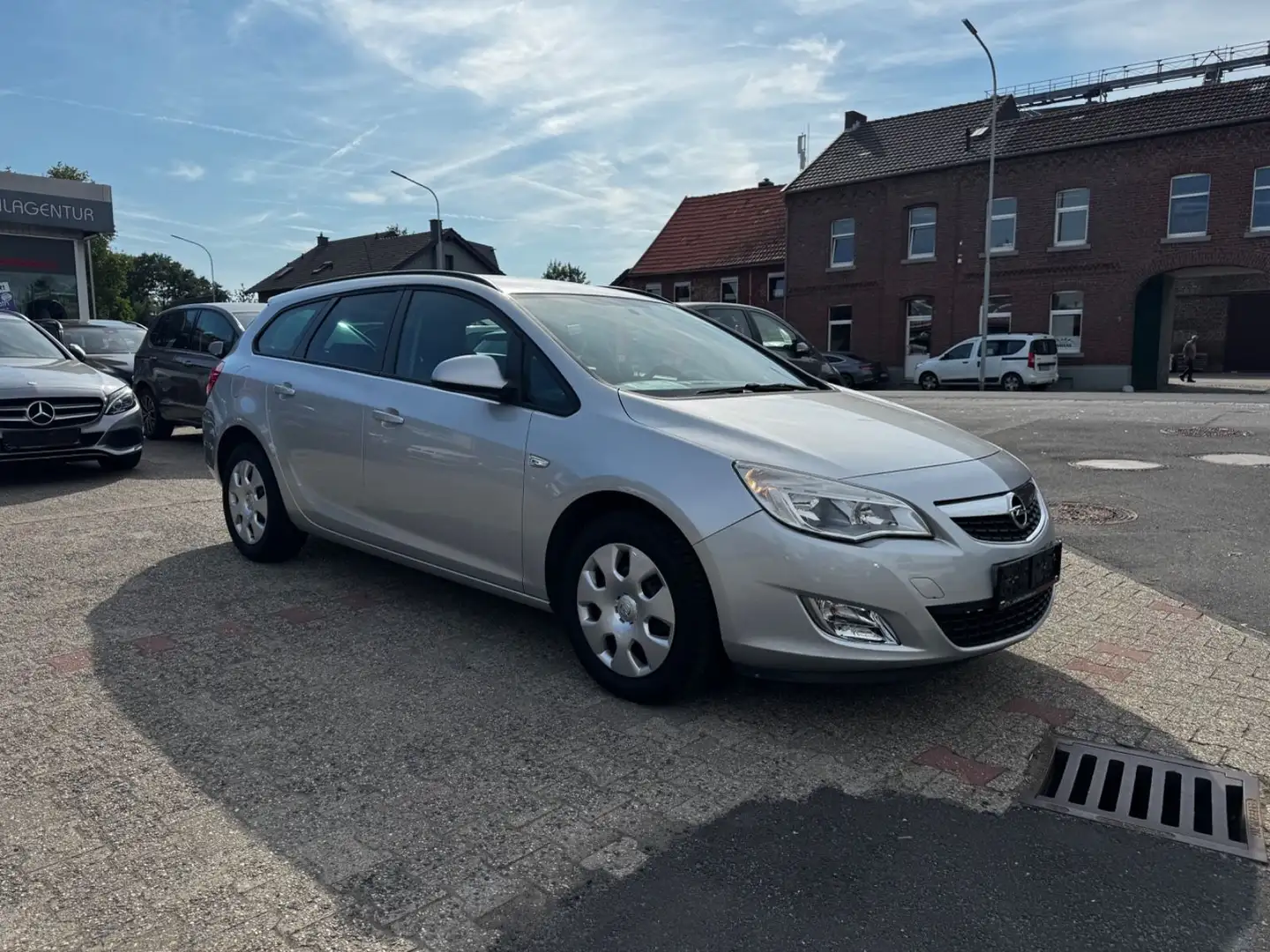 Opel Astra J Sports Tourer Design Edition TEMPO PDC Silber - 2
