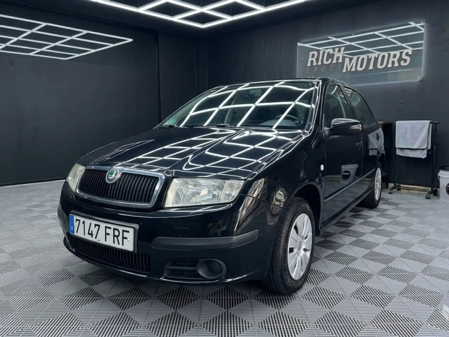 Skoda Fabia 1.2 Young 64 Negro - 1