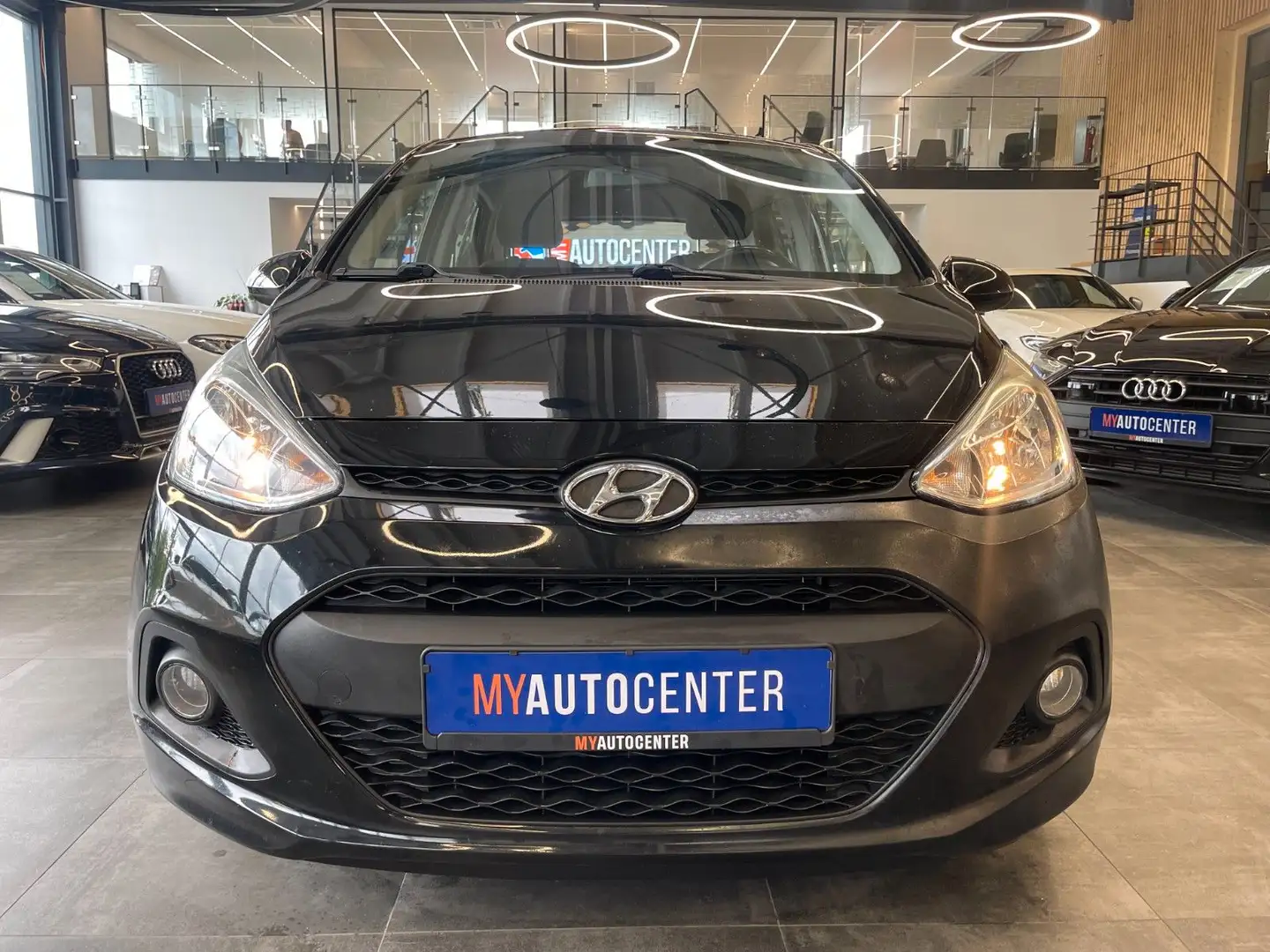 Hyundai i10 Trend 5-Türer Aut. *SHZ*LHZ*KLIMA*EURO6* Schwarz - 2