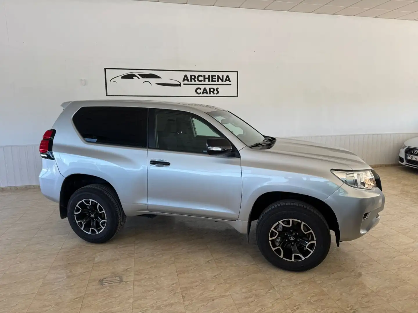 Toyota Land Cruiser D-4D VXL Aut. Gris - 2