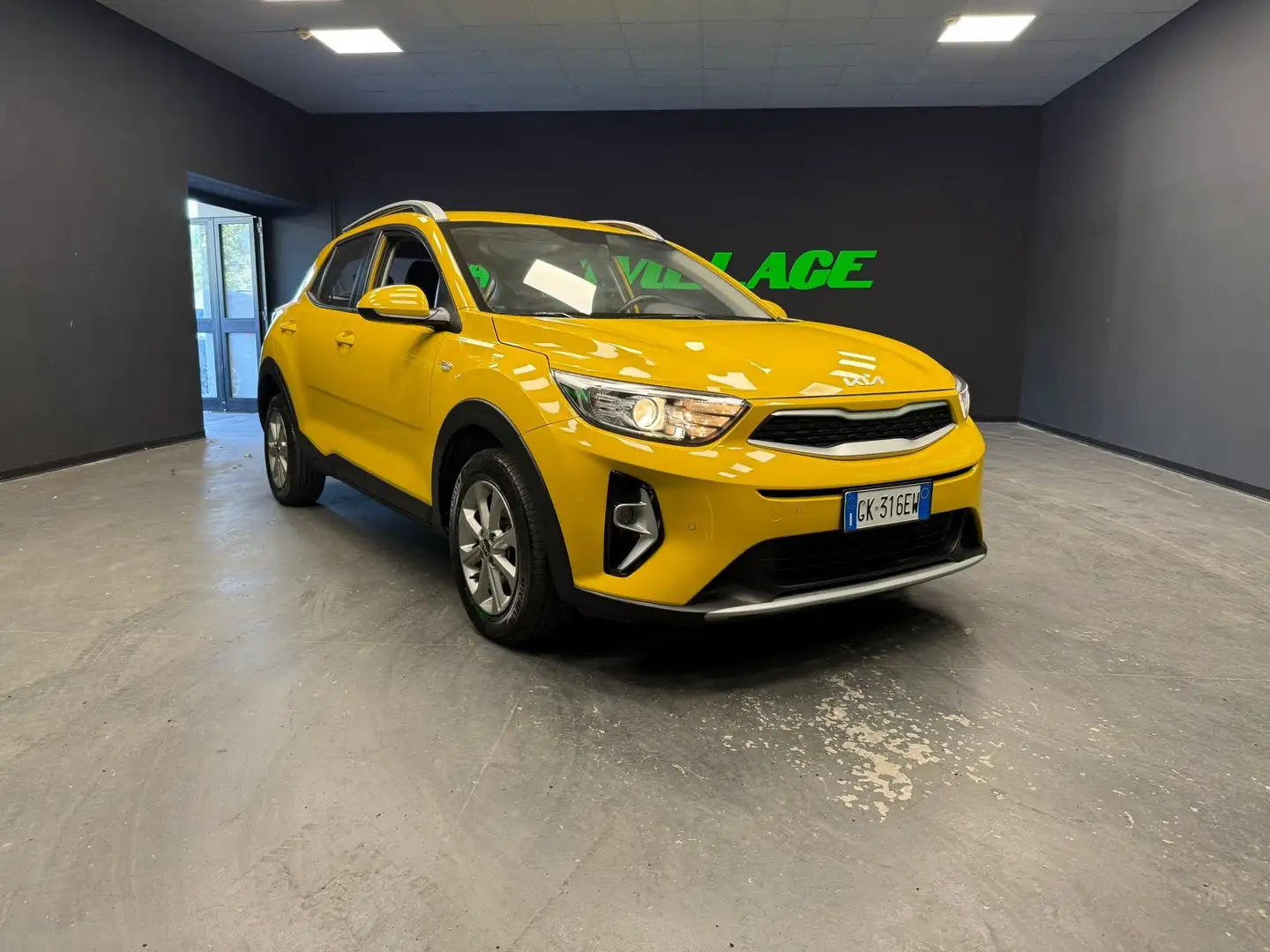 Kia Stonic Stonic 1.2 dpi Urban 84cv Jaune - 1