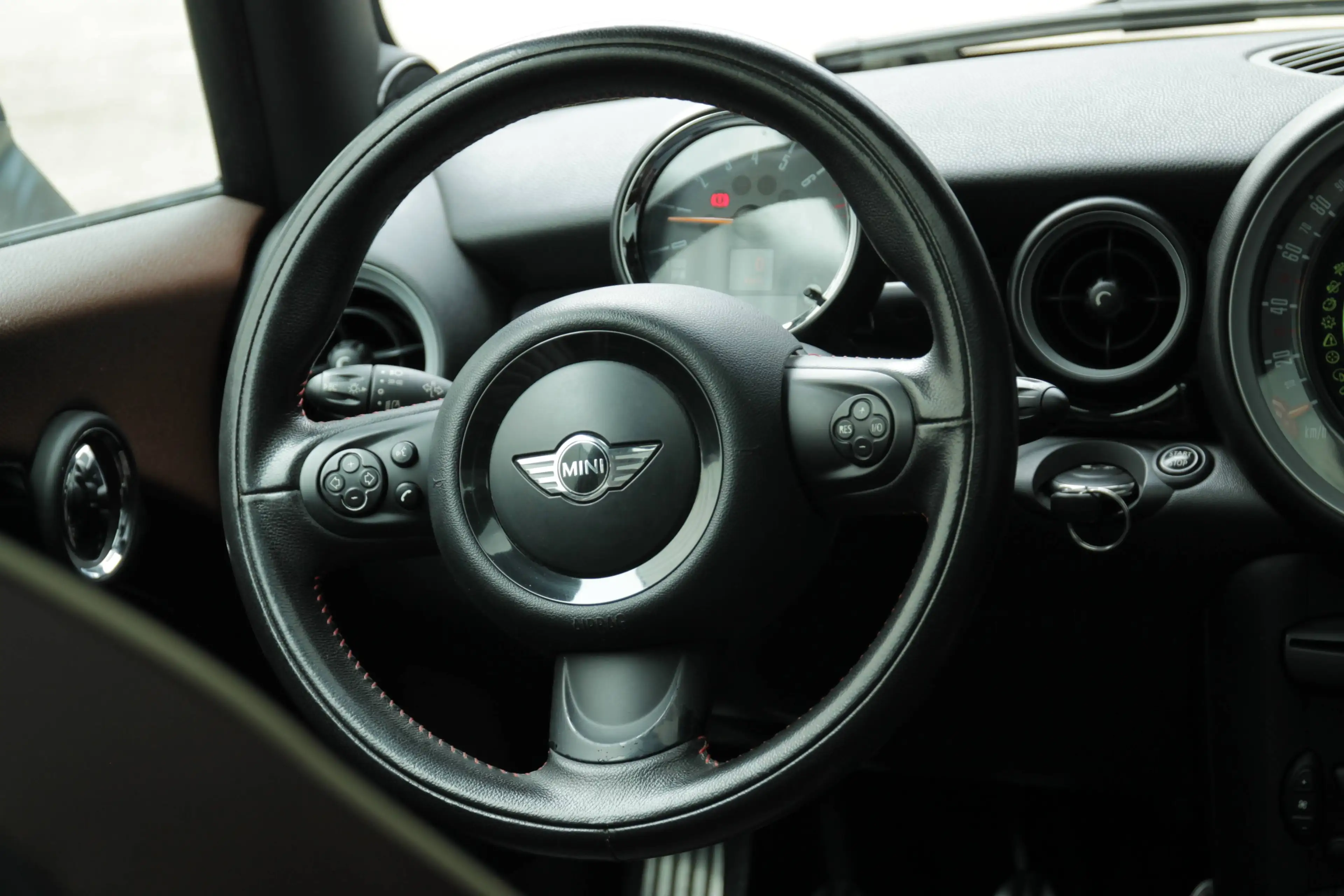 MINI John Cooper Works Clubman 1.6 John Cooper Works Leder Pano H&K Navi Bluetooth — photo 6