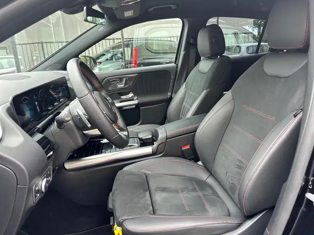 Mercedes-Benz GLA view 3