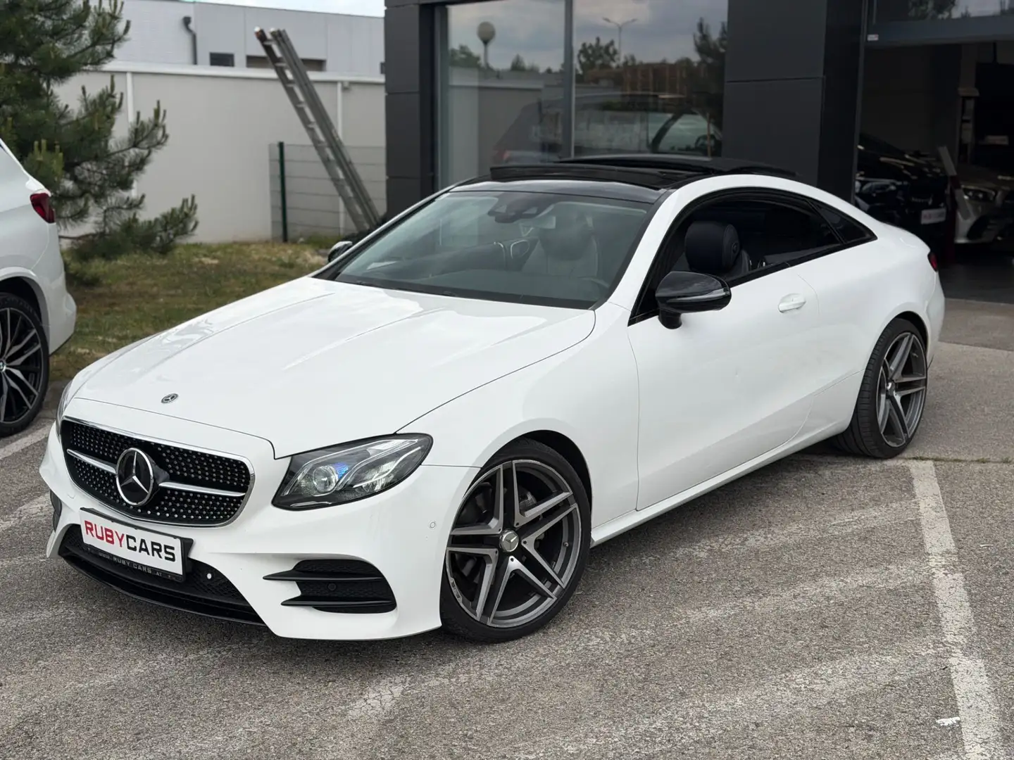 Mercedes-Benz E 220 E-Coupe / Cabrio E 220 d AMG Line  PANO / WIDESCR Weiß - 2