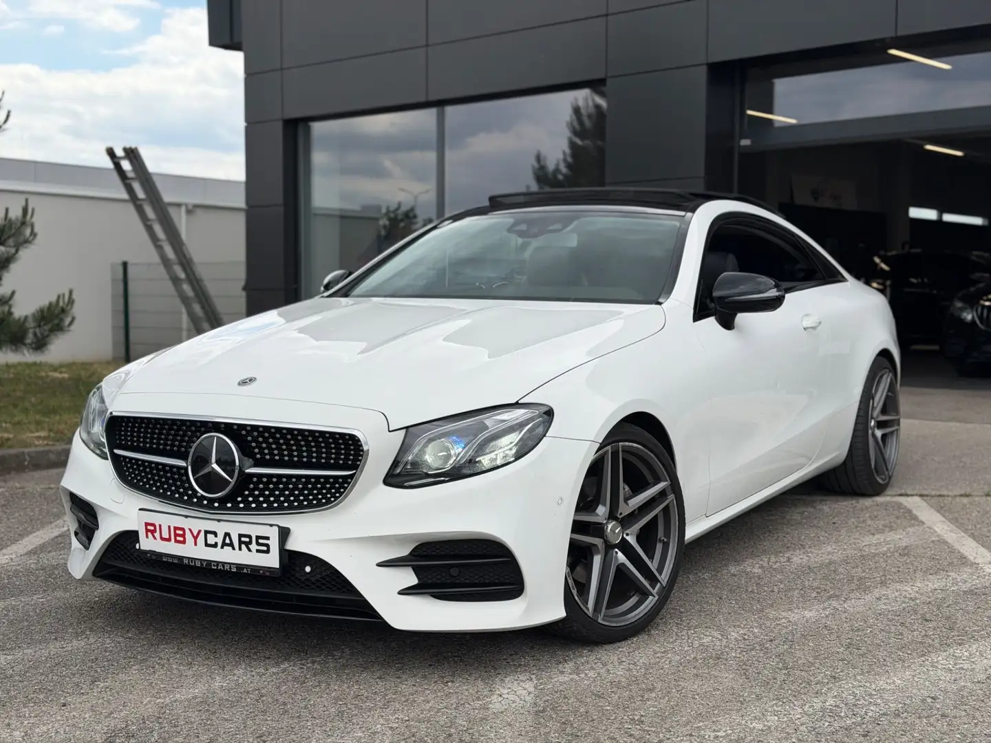 Mercedes-Benz E 220 E-Coupe / Cabrio E 220 d AMG Line  PANO / WIDESCR Weiß - 1