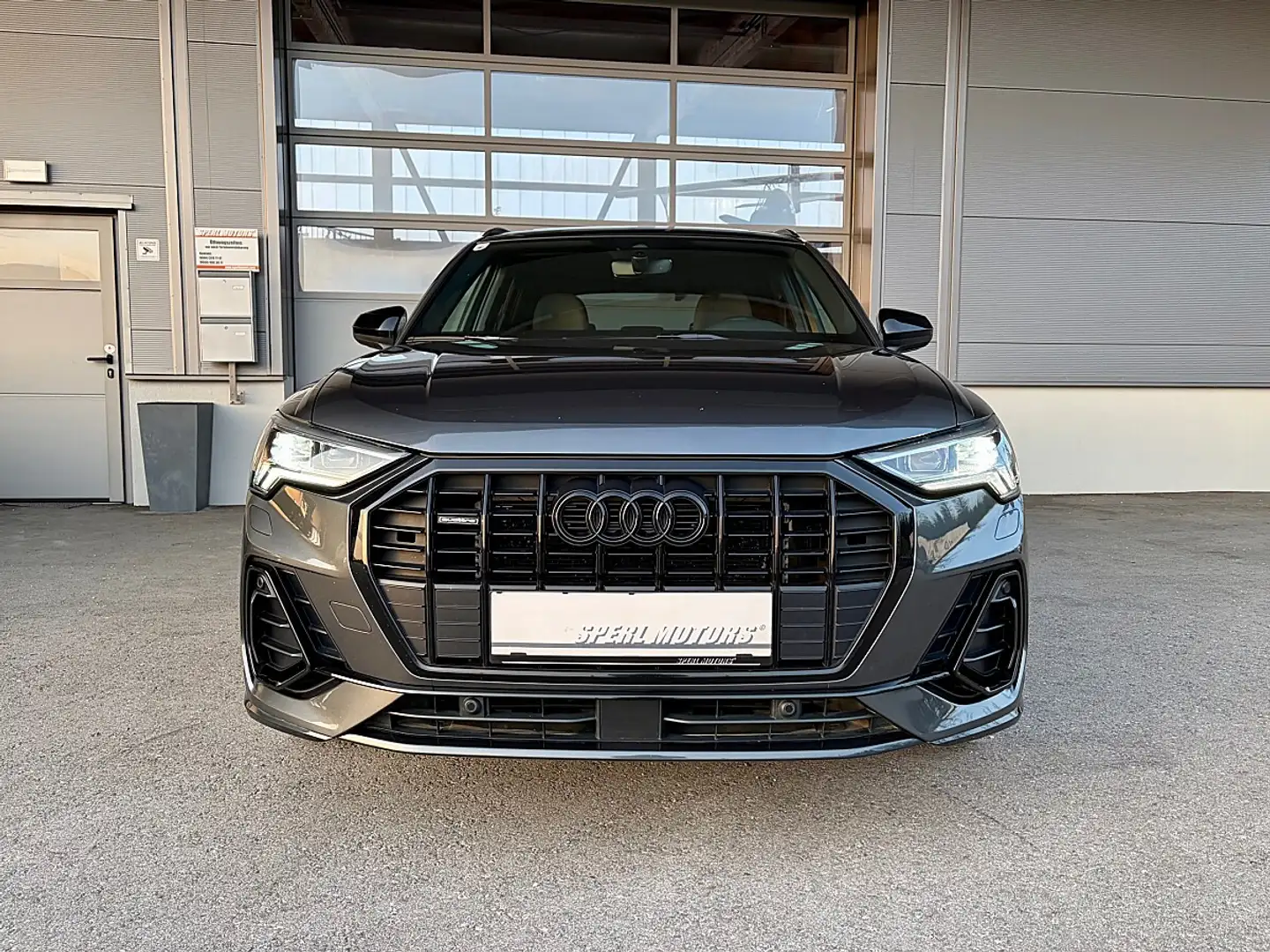 Audi Q3 40 TDI quattro S-line S-tronic *Panorama* Grau - 2