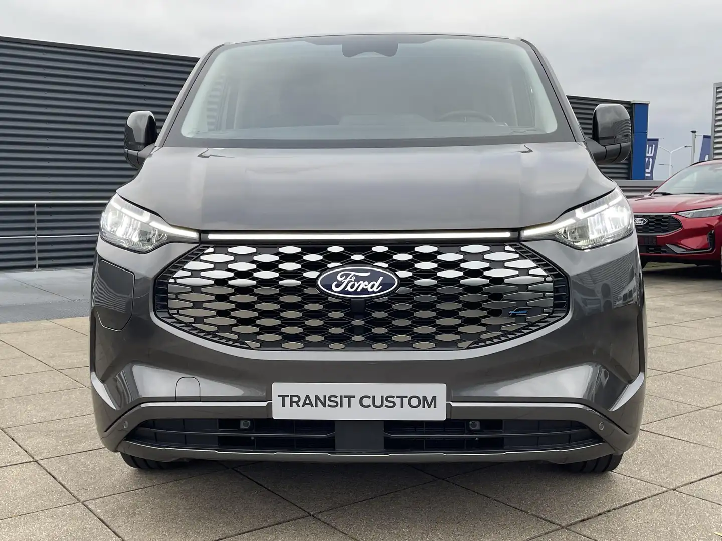 Ford Transit Custom E-Transit 320 L2H1 Limited 65 kWh 218PK Grijs - 2