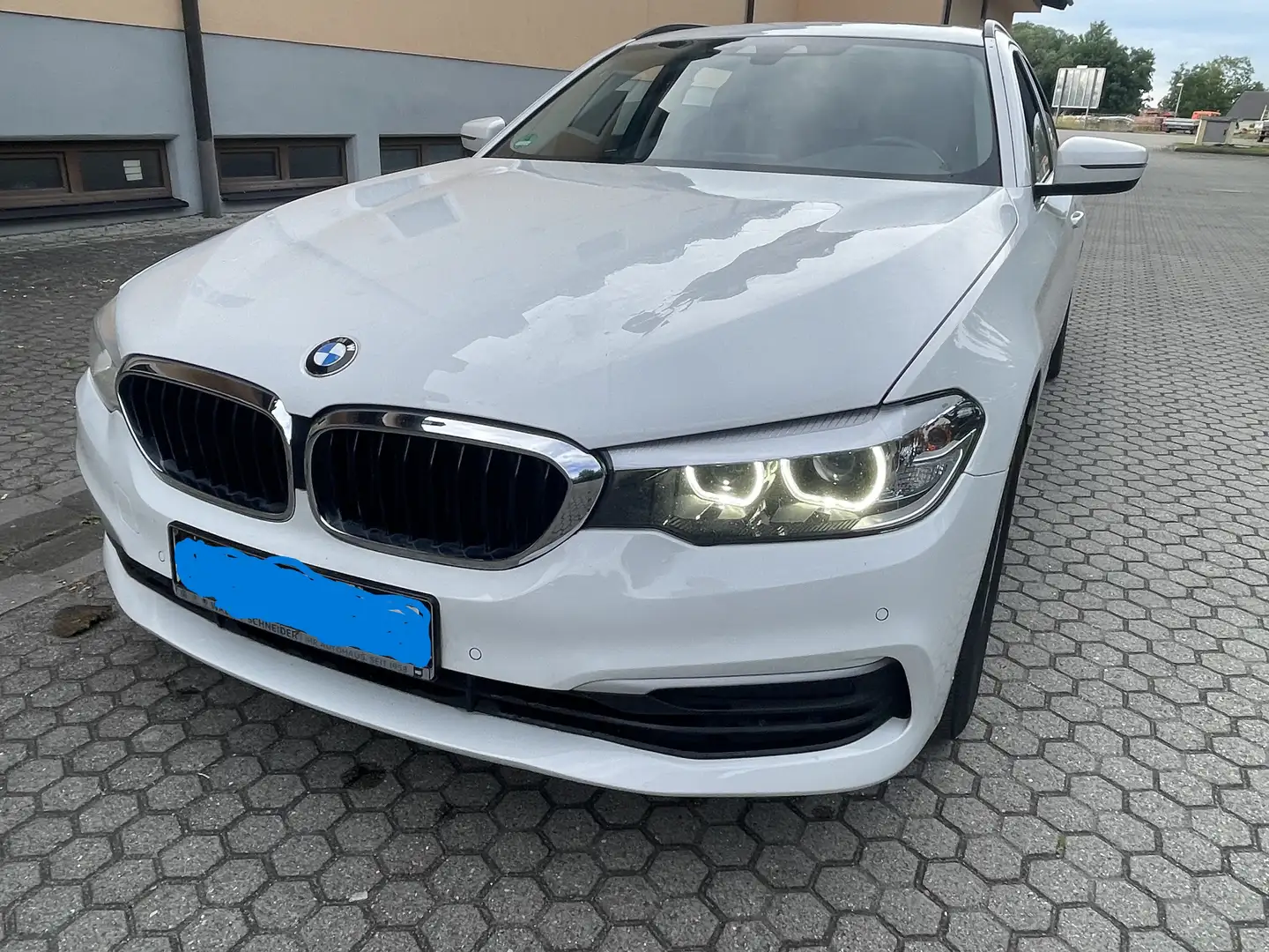 BMW 520 520d Touring Panorama, AHK, Navi, TOP Gepflegt Weiß - 1