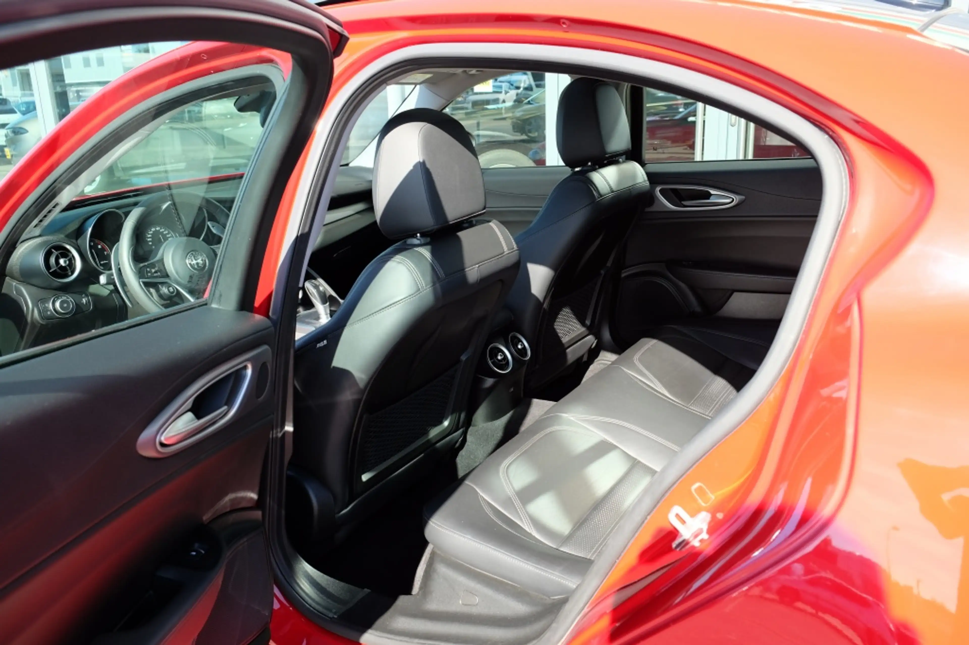 Alfa Romeo Giulia 2.0 T AWD Veloce — photo 14
