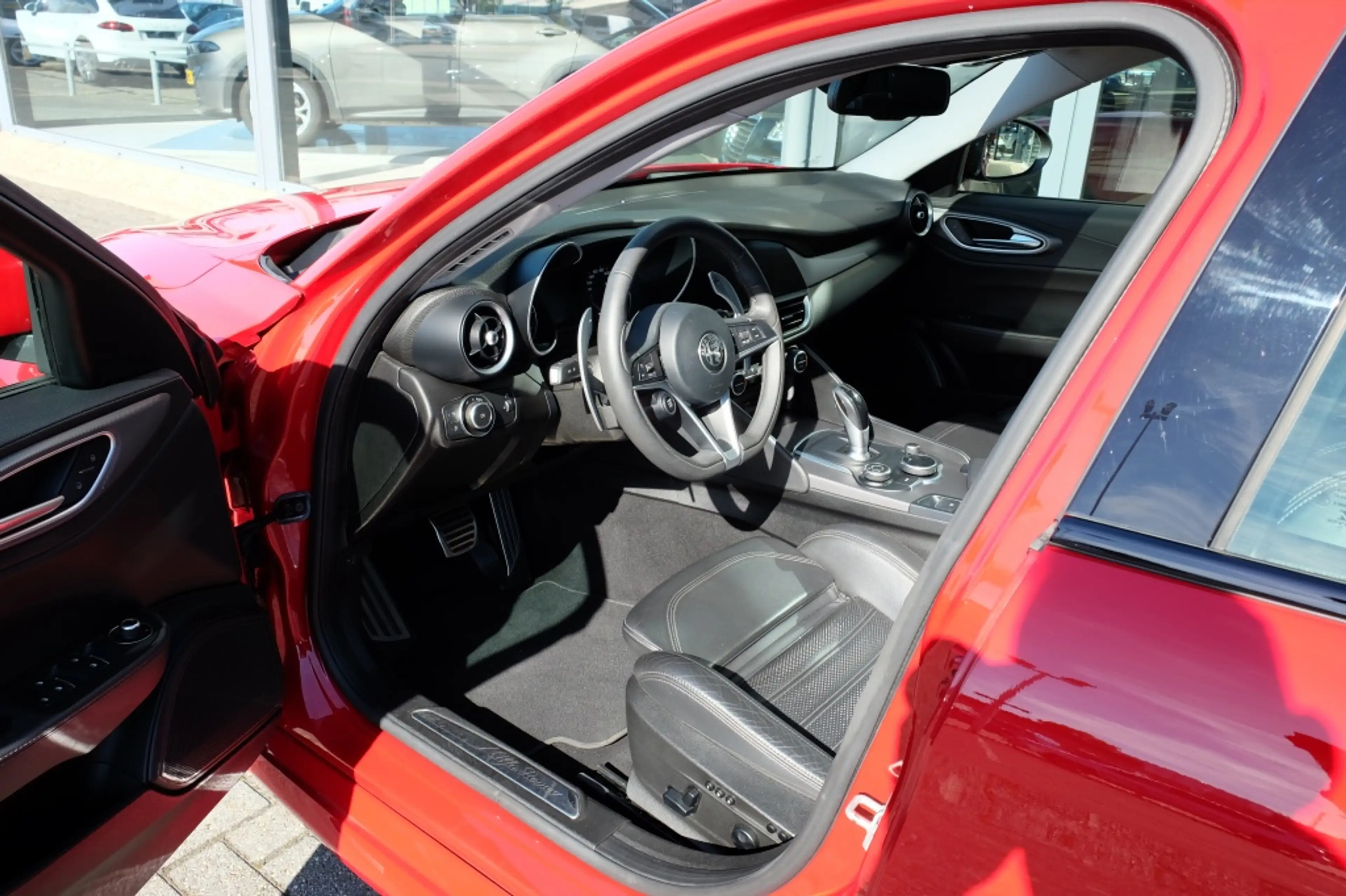 Alfa Romeo Giulia 2.0 T AWD Veloce — photo 10