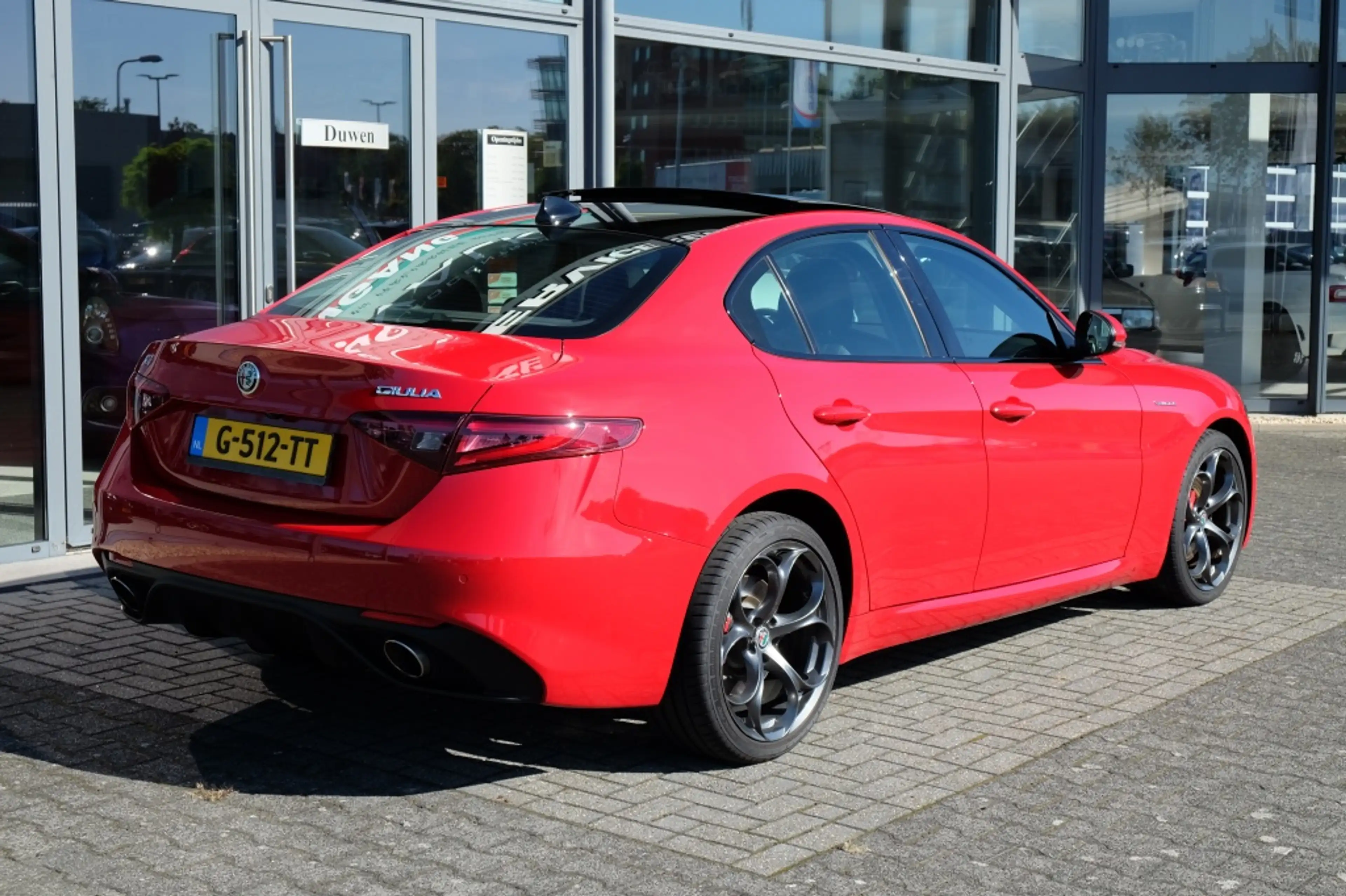 Alfa Romeo Giulia 2.0 T AWD Veloce — photo 8