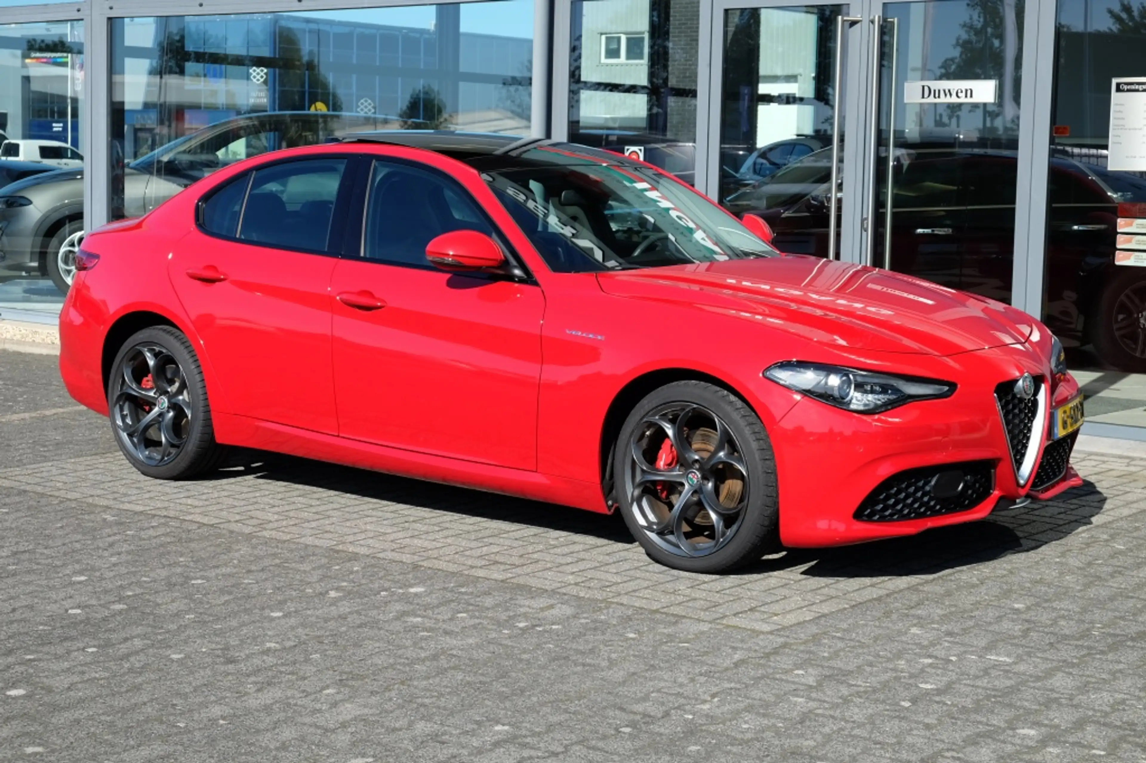 Alfa Romeo Giulia 2.0 T AWD Veloce — photo 5