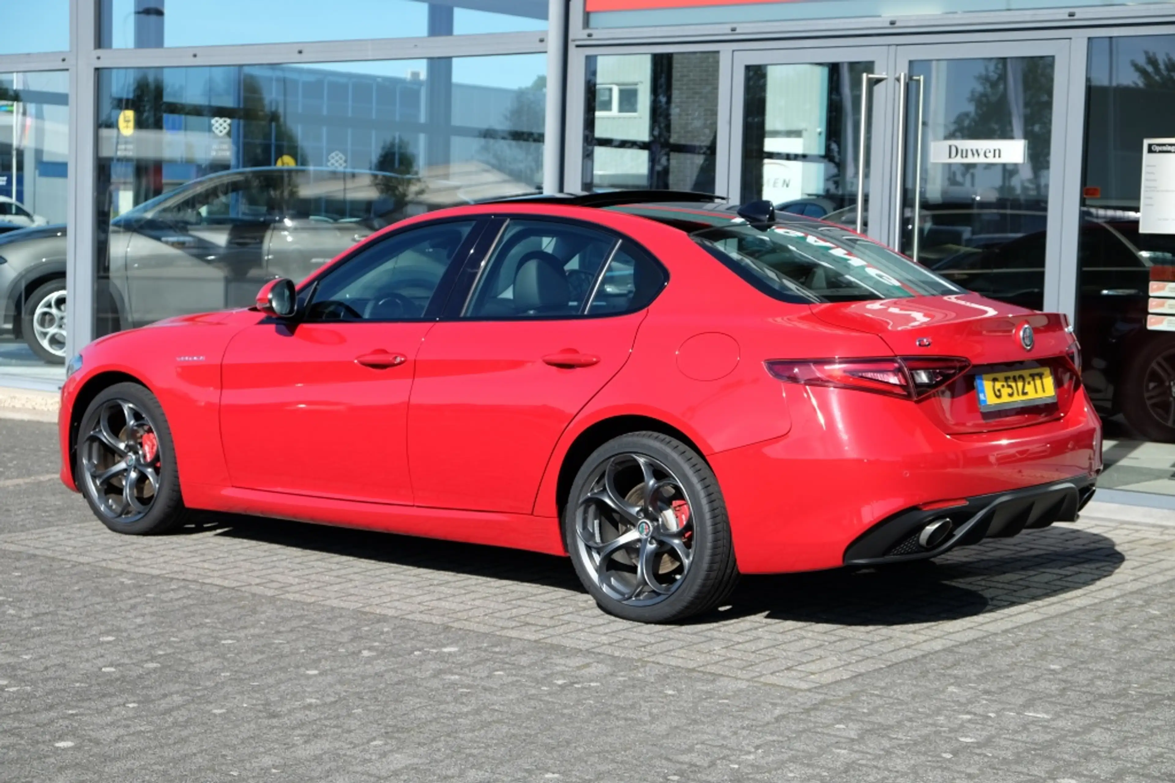 Alfa Romeo Giulia 2.0 T AWD Veloce — photo 4