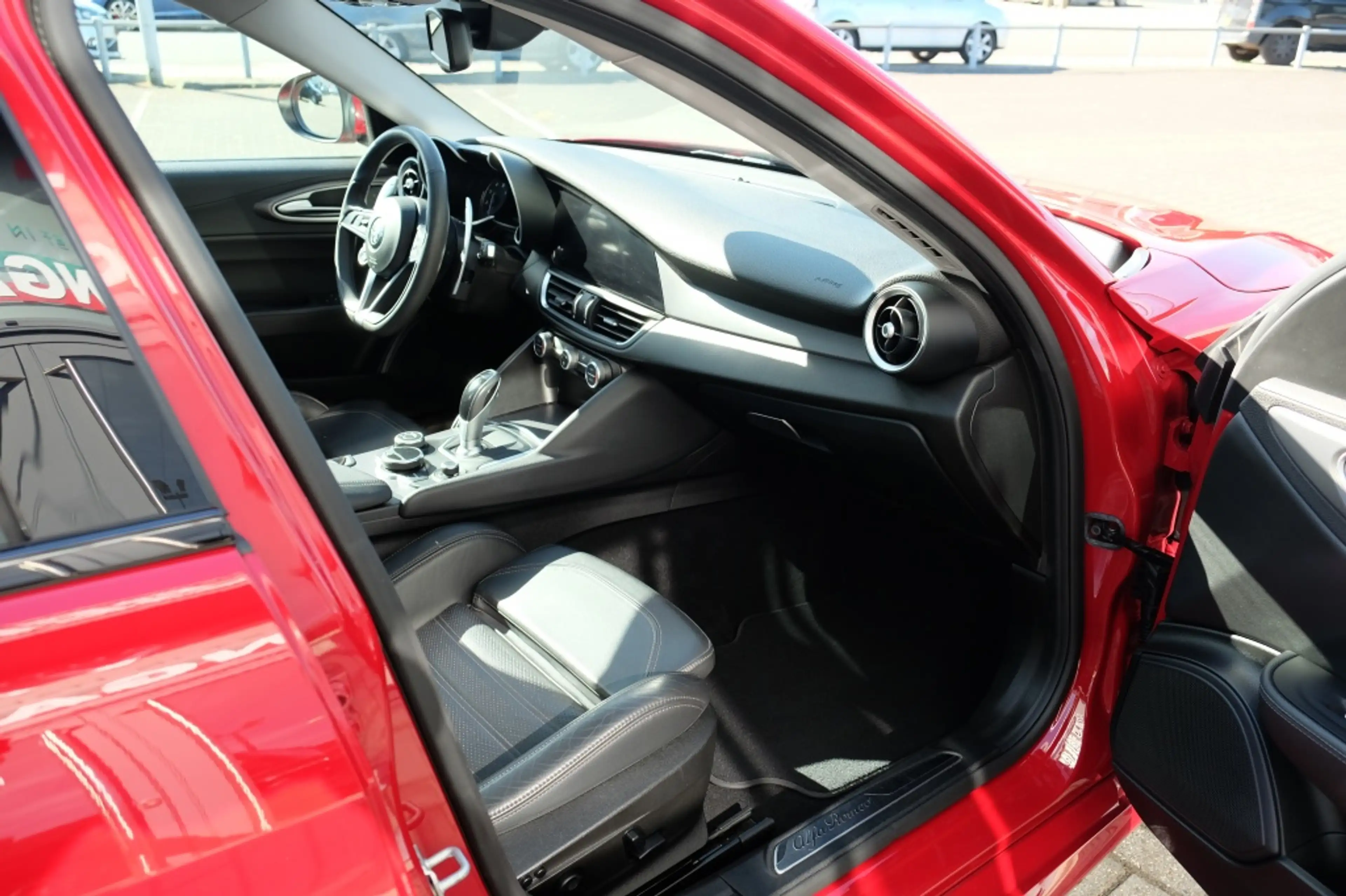 Alfa Romeo Giulia 2.0 T AWD Veloce — photo 15