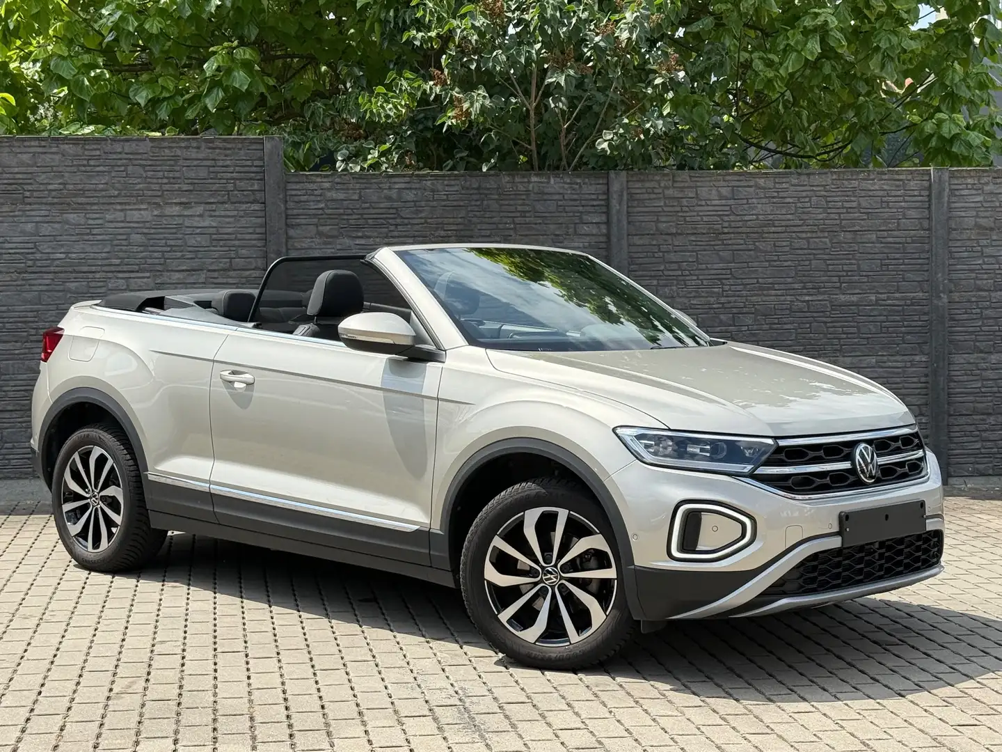 Volkswagen T-Roc Cabriolet 1.0 TSI Style "Navigatie/Camera" Grau - 2