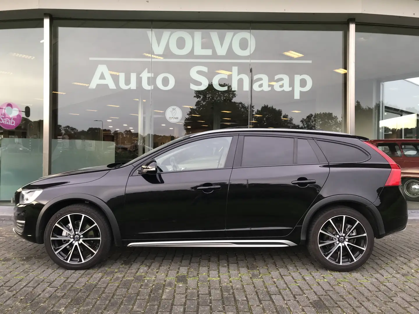 Volvo V60 Cross Country 2.0 D4 Polar+ Luxury Automaat | Rijklaar incl gara Zwart - 2