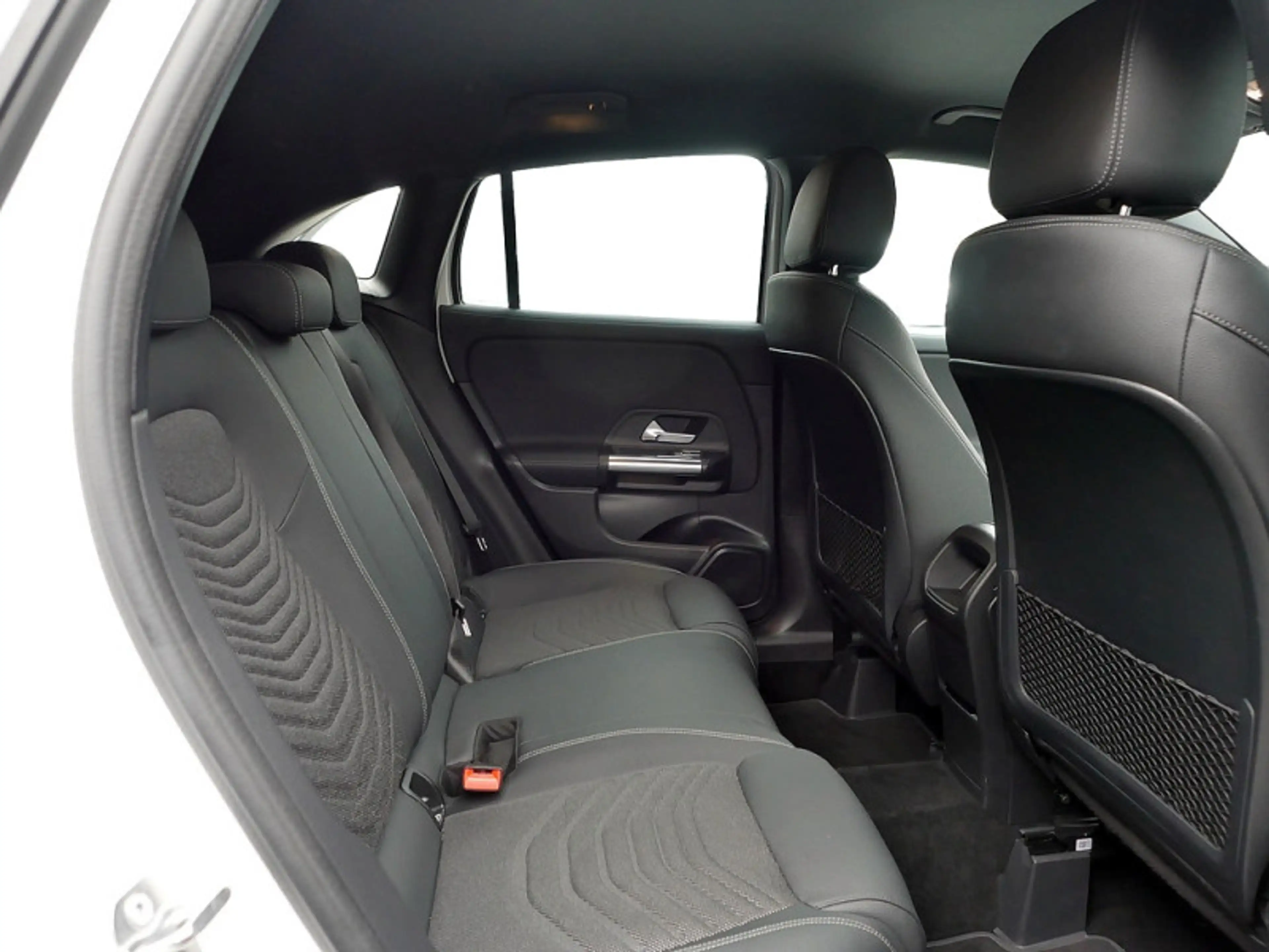 Mercedes-Benz GLA 180 , NIGHT PROGRESSIVE AHK KAMERA SPUR PDC — photo 9