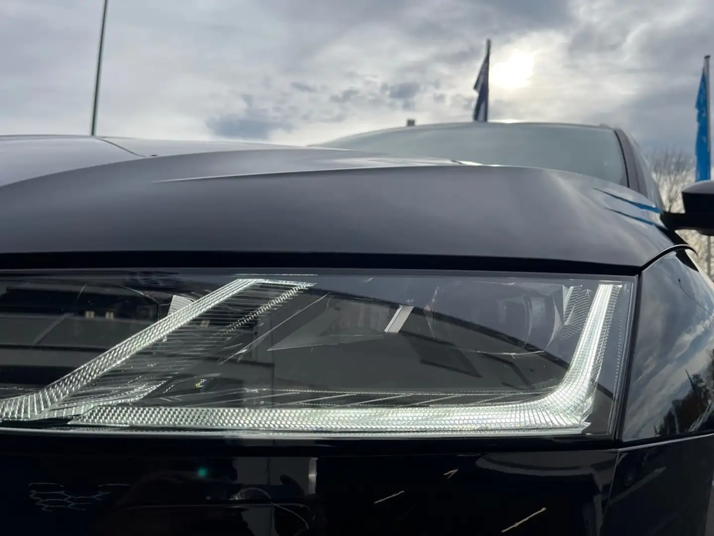 Skoda Octavia Combi 2,0 TDI DSG AHK Schwarz - 2