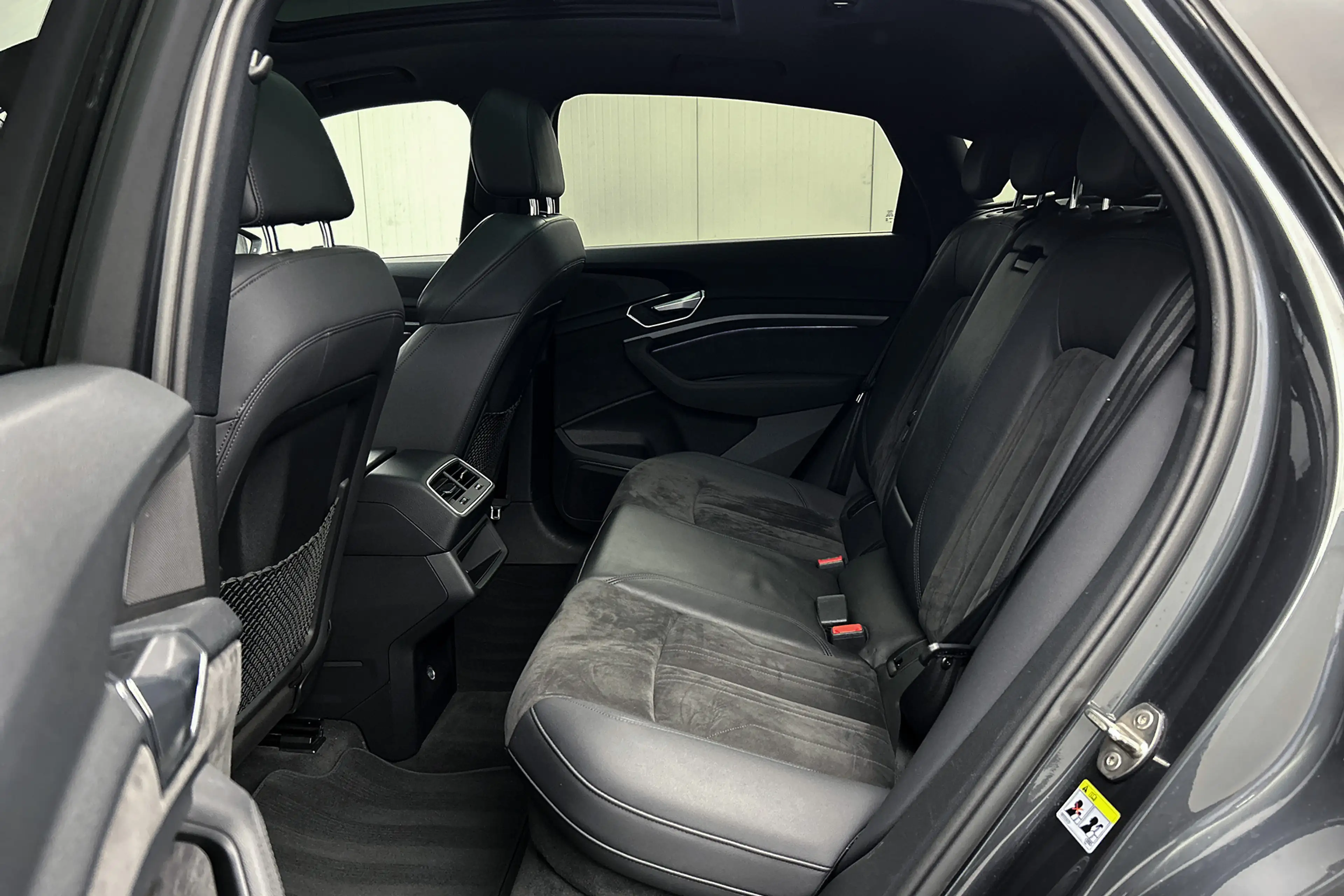 Audi e-tron Sportback 50 quattro S edition | Luchtvering | Pan — photo 29