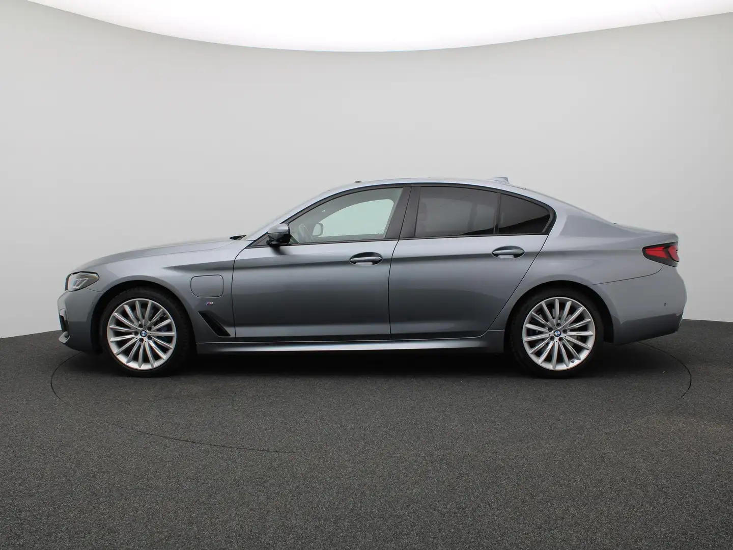 BMW 545 5-serie 545e xDrive High Executive 394PK Aut. M-Sp Grijs - 2