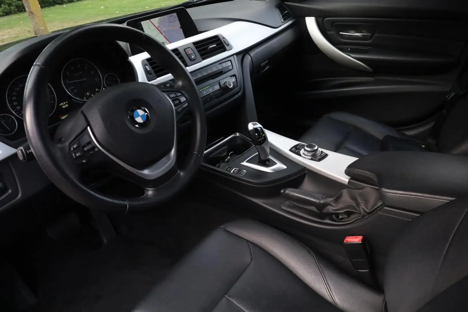 BMW 320 3-serie 320i Upgrade Edition Aut | Xenon | Stoelve Zwart - 2