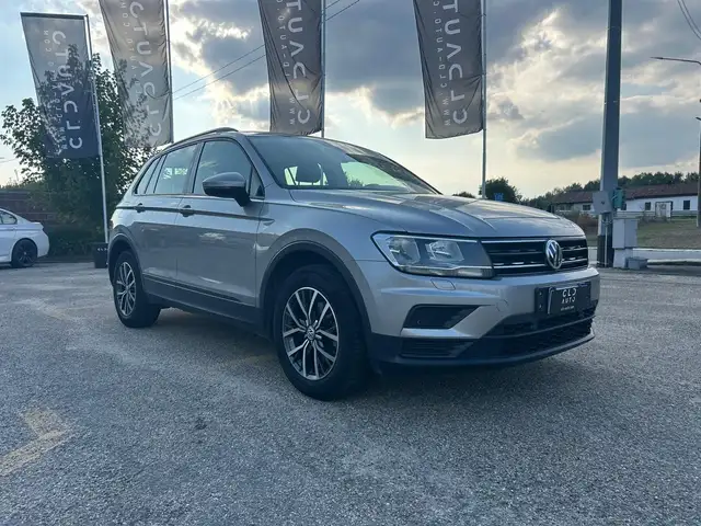 Volkswagen Tiguan view 4