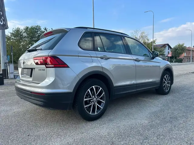 Volkswagen Tiguan view 3
