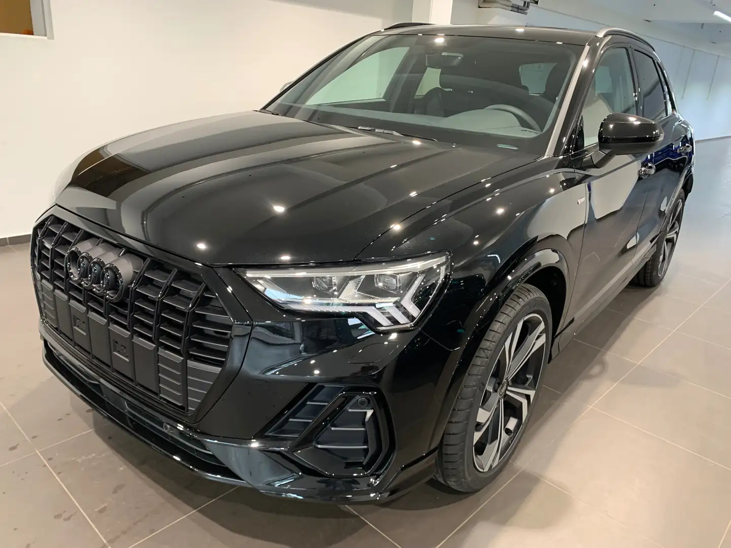 Audi Q3 40 TDI S line/Standhzg./AHK/Kamera/TAUSCH MÖGL. Schwarz - 1