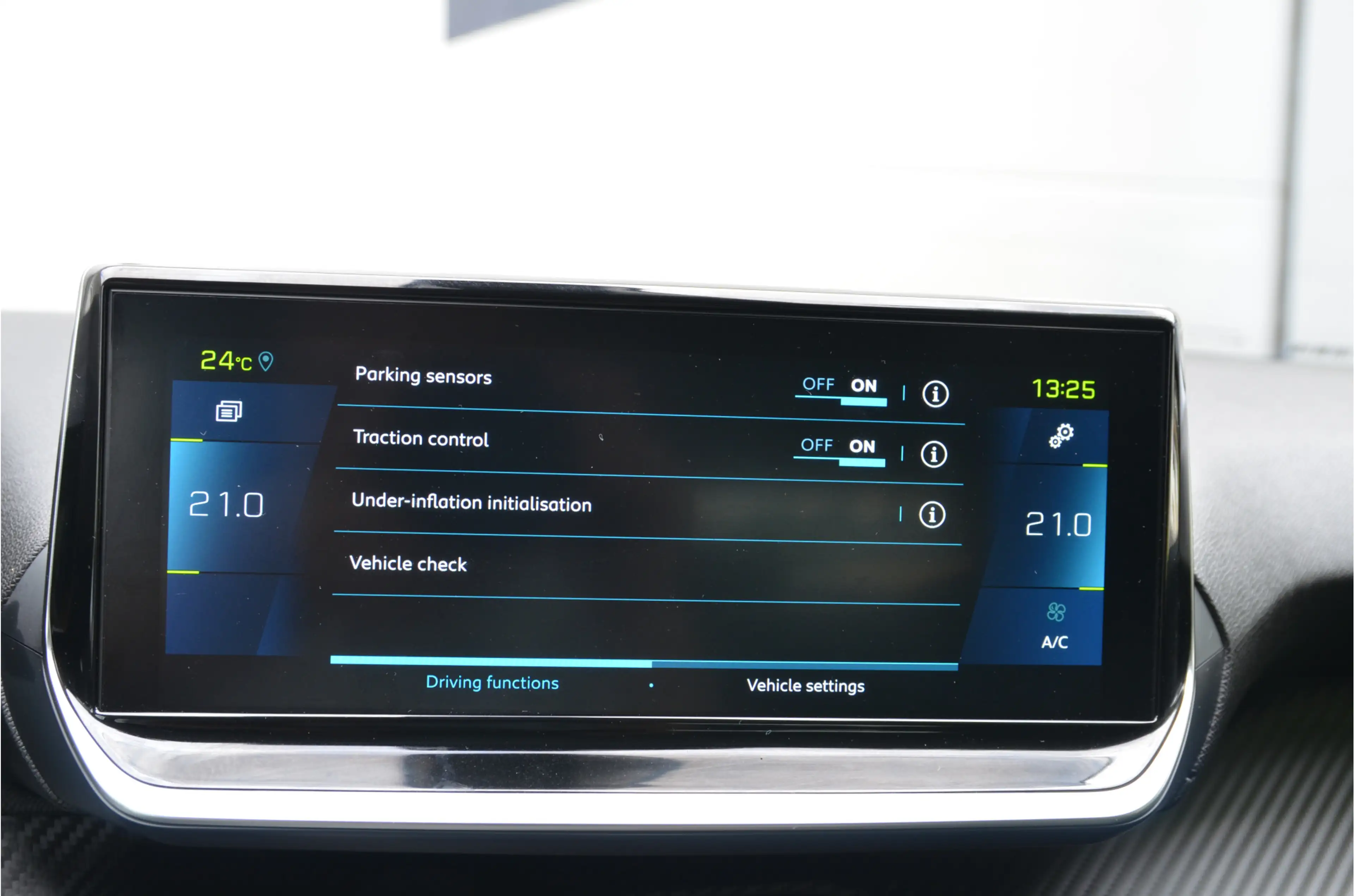 Peugeot e-208 EV Allure Pack 50 kWh 10" Scherm! — photo 21
