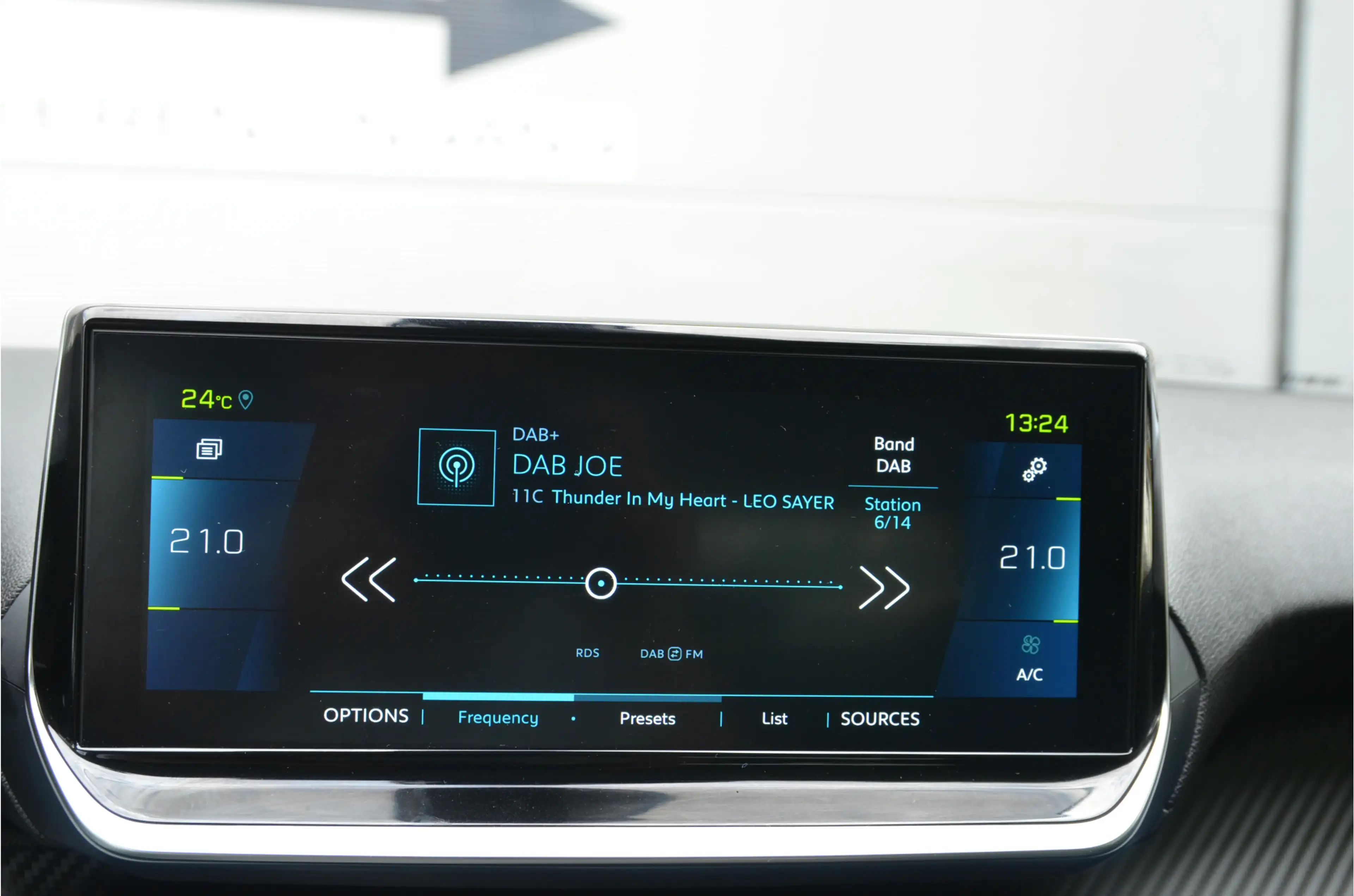 Peugeot e-208 EV Allure Pack 50 kWh 10" Scherm! — photo 20