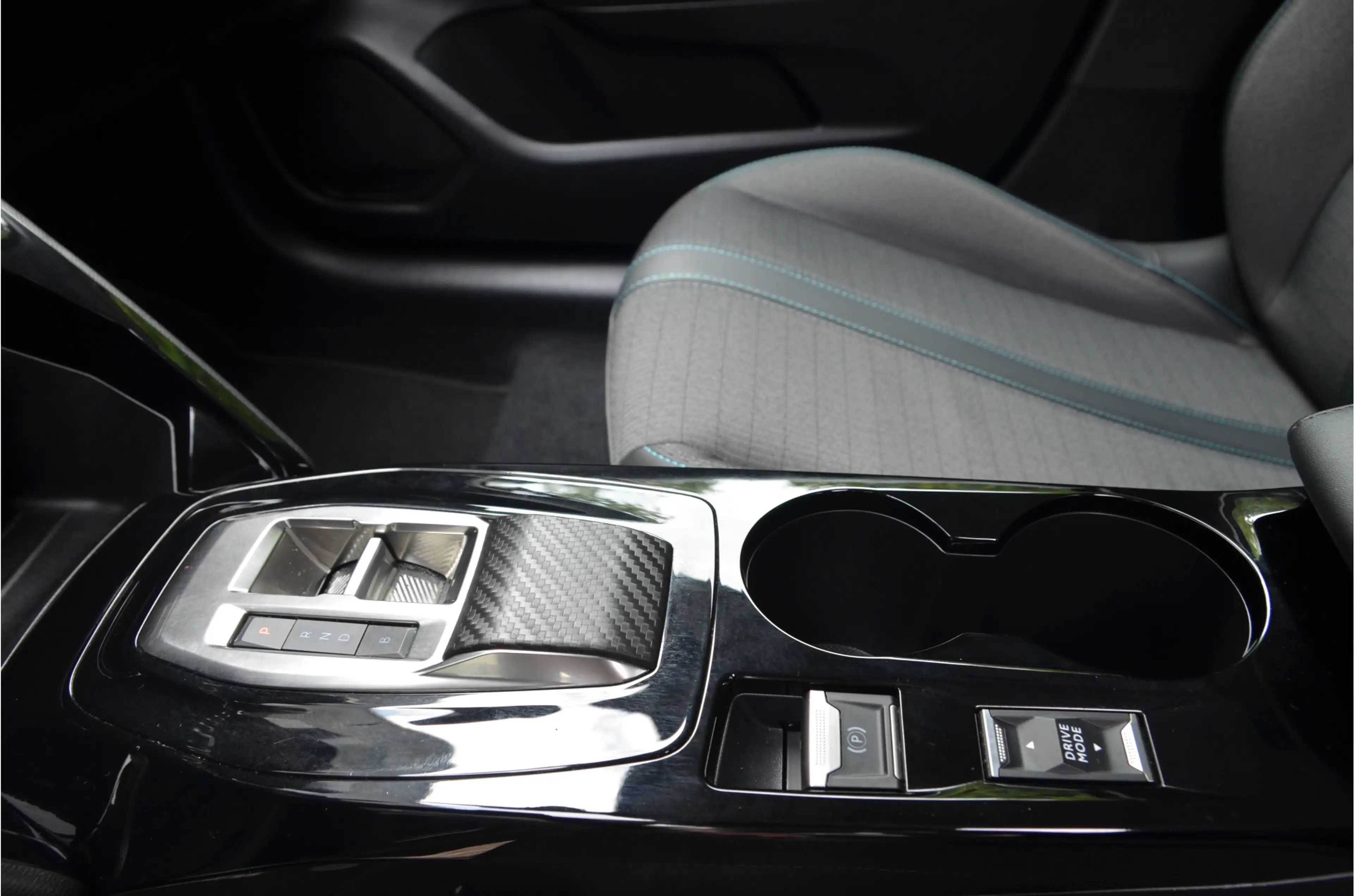 Peugeot e-208 EV Allure Pack 50 kWh 10" Scherm! — photo 26