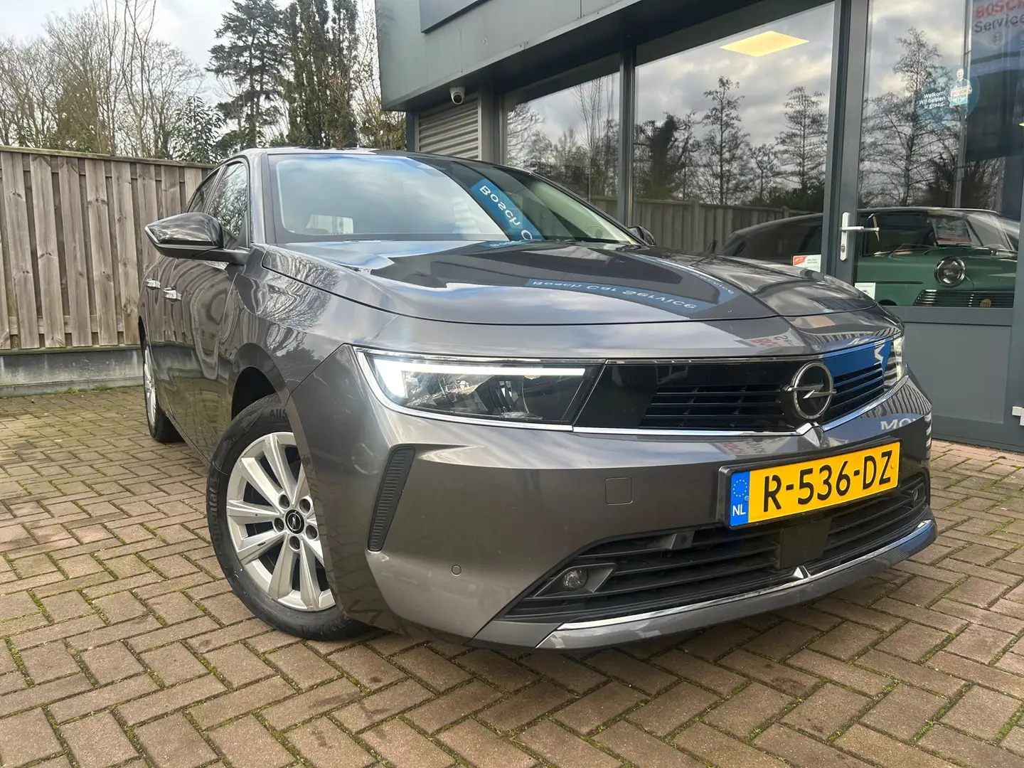 Opel Astra 1.2 T (110PK) Edition Grijs - 2