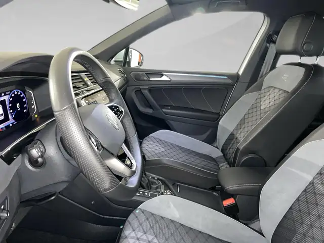 Volkswagen Tiguan view 4