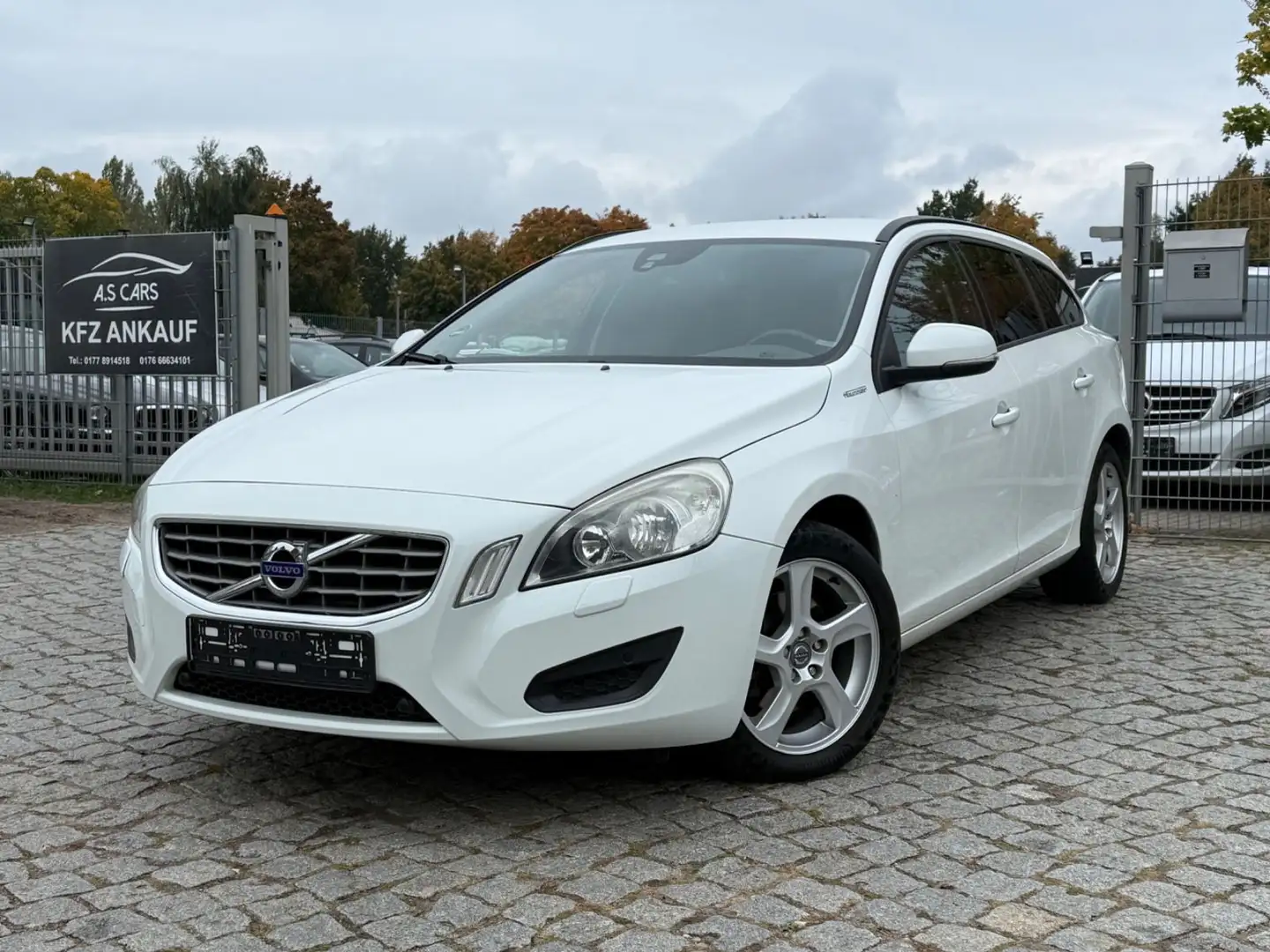 Volvo V60 Kombi D2 Kinetic*Klima*PDC*AHK*Euro5 Blanc - 1