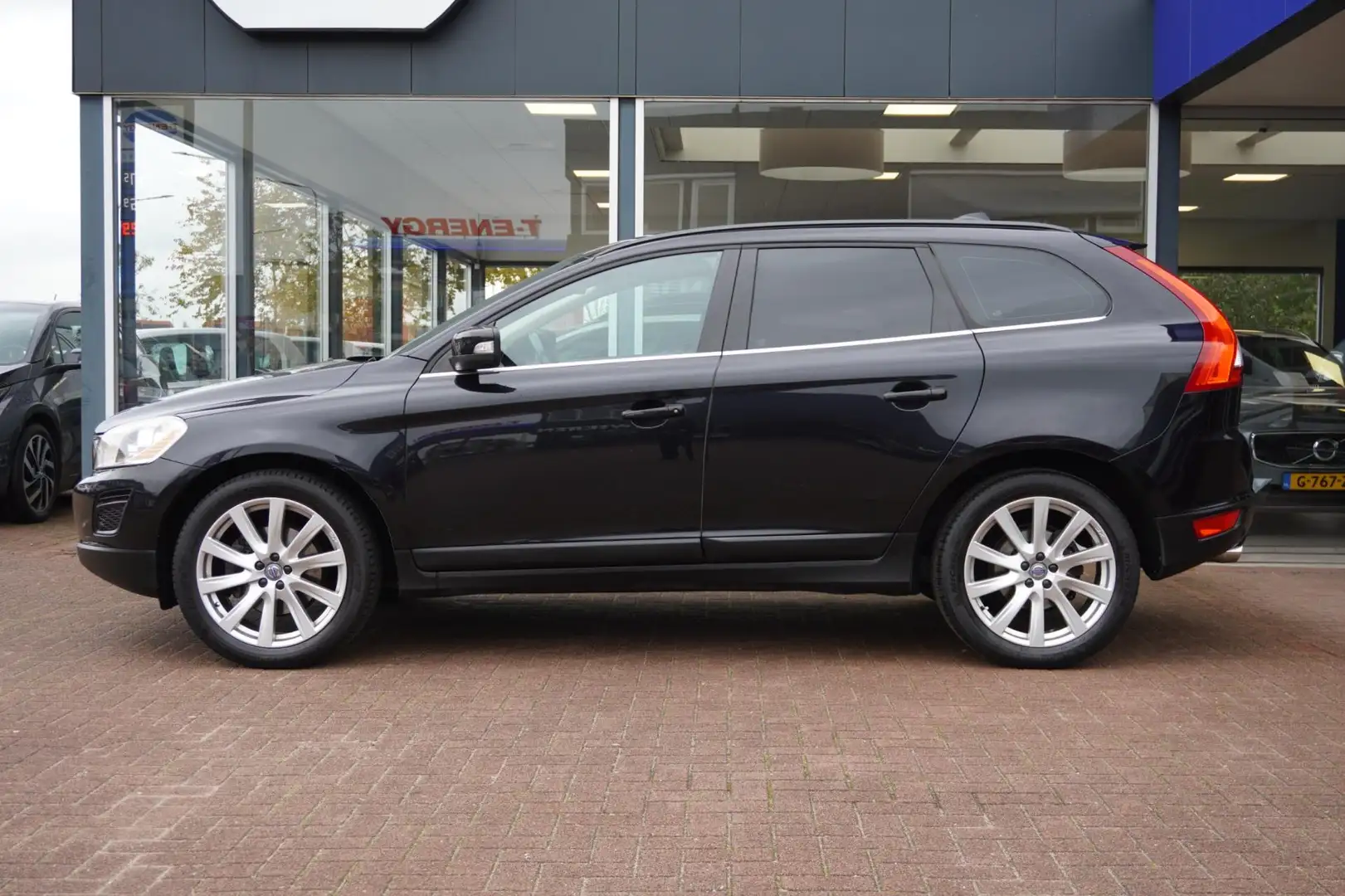 Volvo XC60 2.0 D3 Momentum Handbak | Airco | Navigatie | Trek Zwart - 2