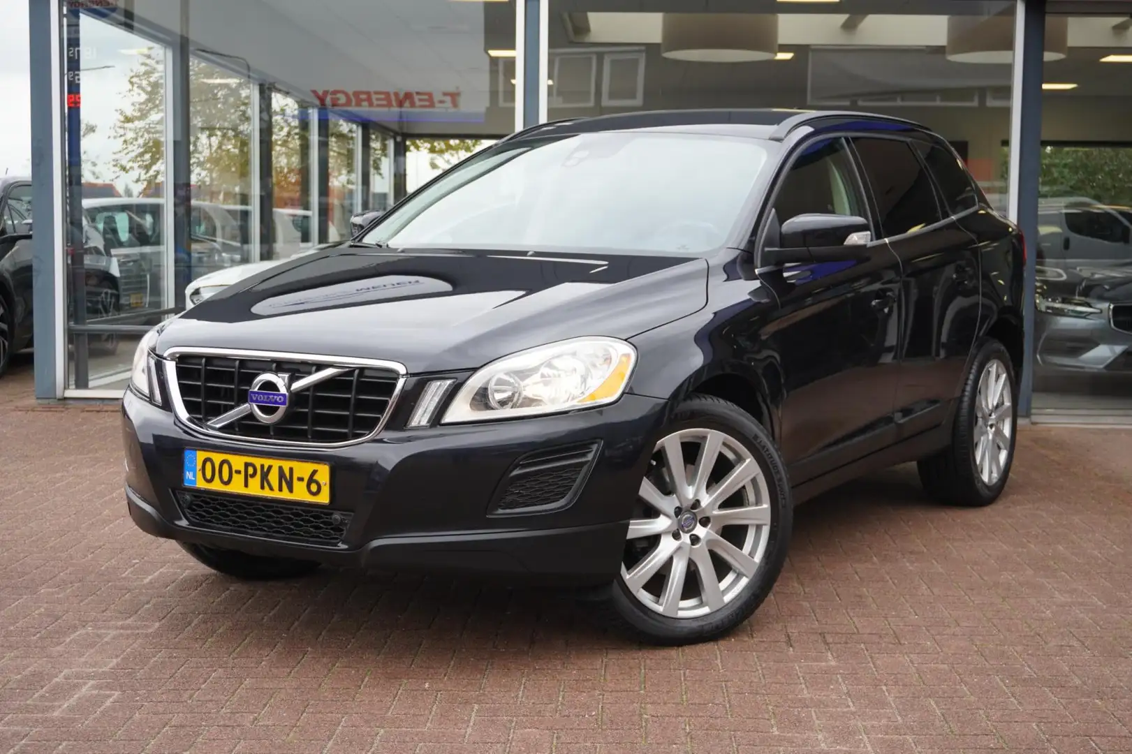 Volvo XC60 2.0 D3 Momentum Handbak | Airco | Navigatie | Trek Zwart - 1