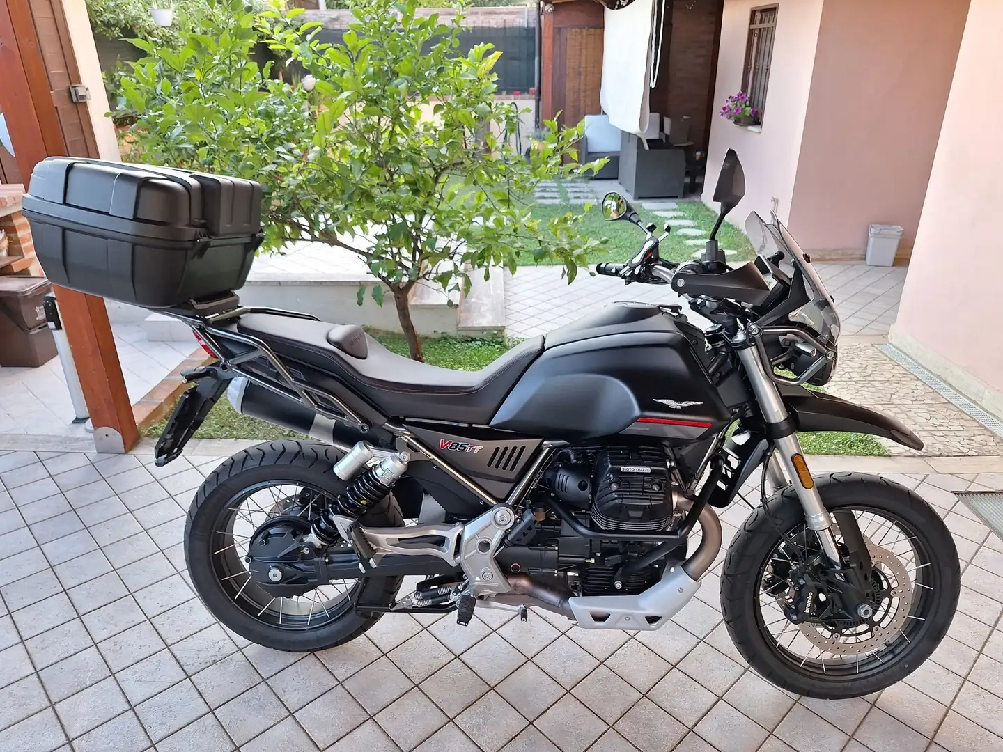 Moto Guzzi V 85 TT Nero - 1
