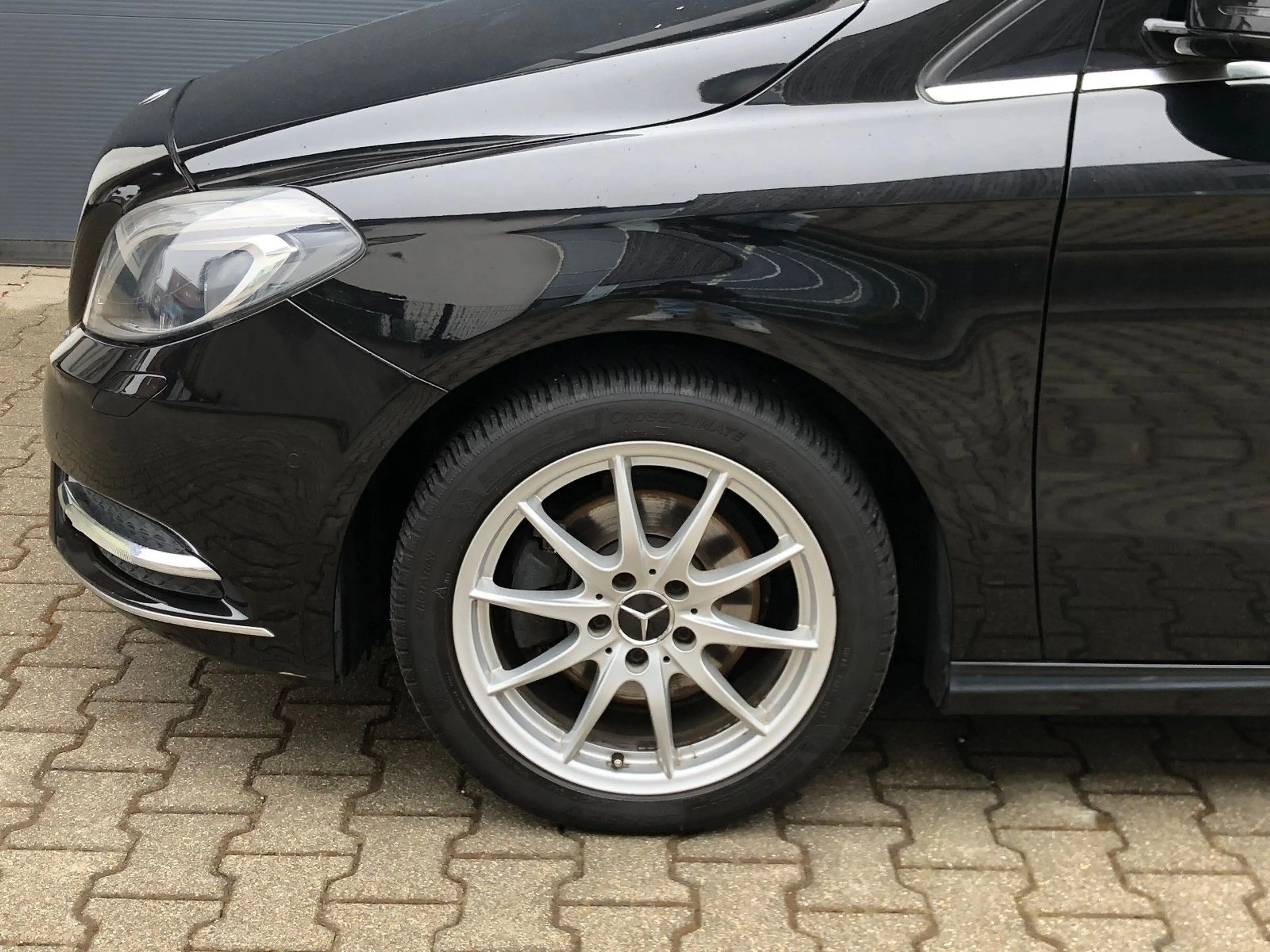 Mercedes-Benz B 220 d Leder Navi BiXenon Kamera SHZ AHK PDC — photo 11
