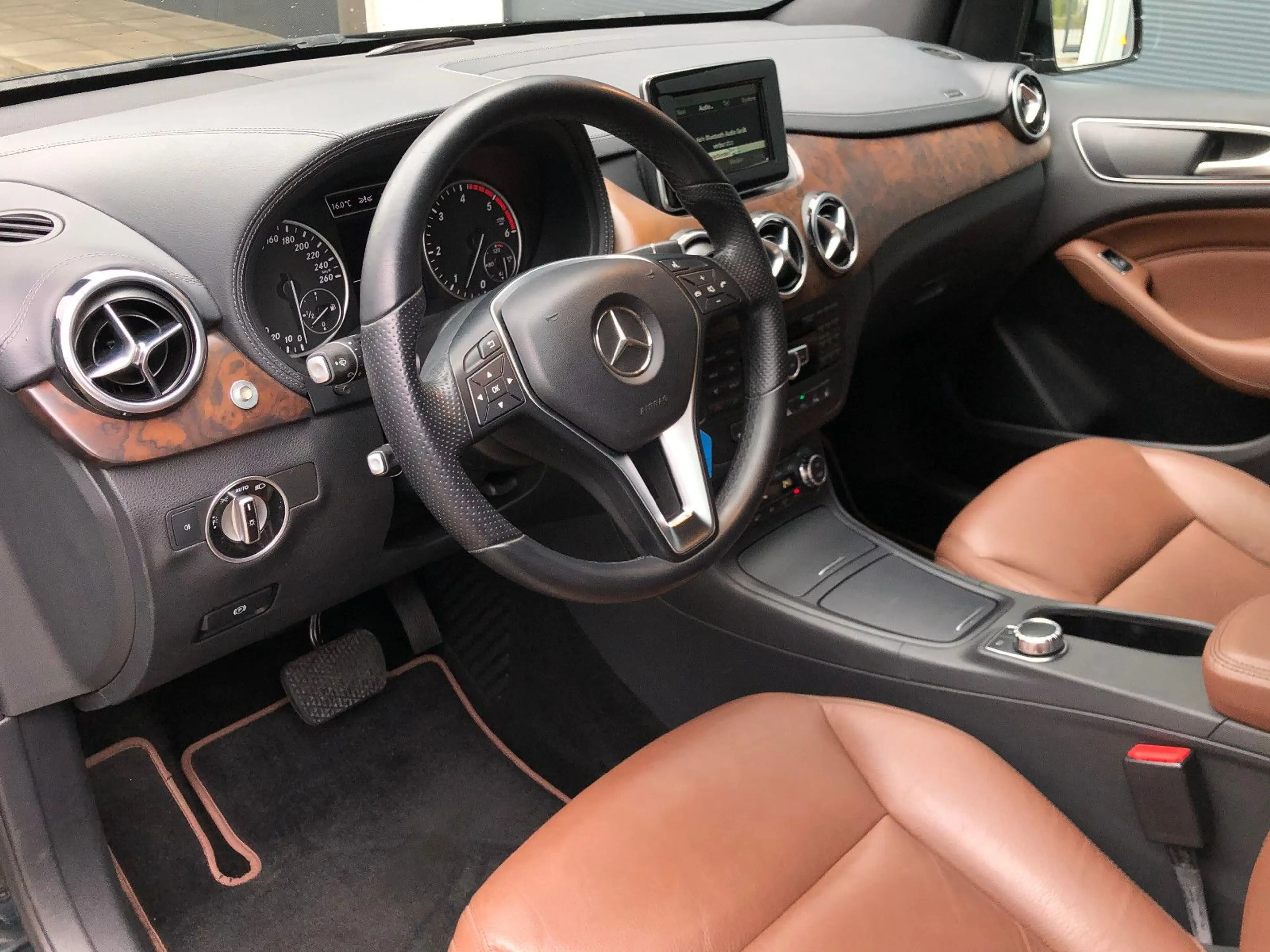 Mercedes-Benz B 220 d Leder Navi BiXenon Kamera SHZ AHK PDC — photo 15