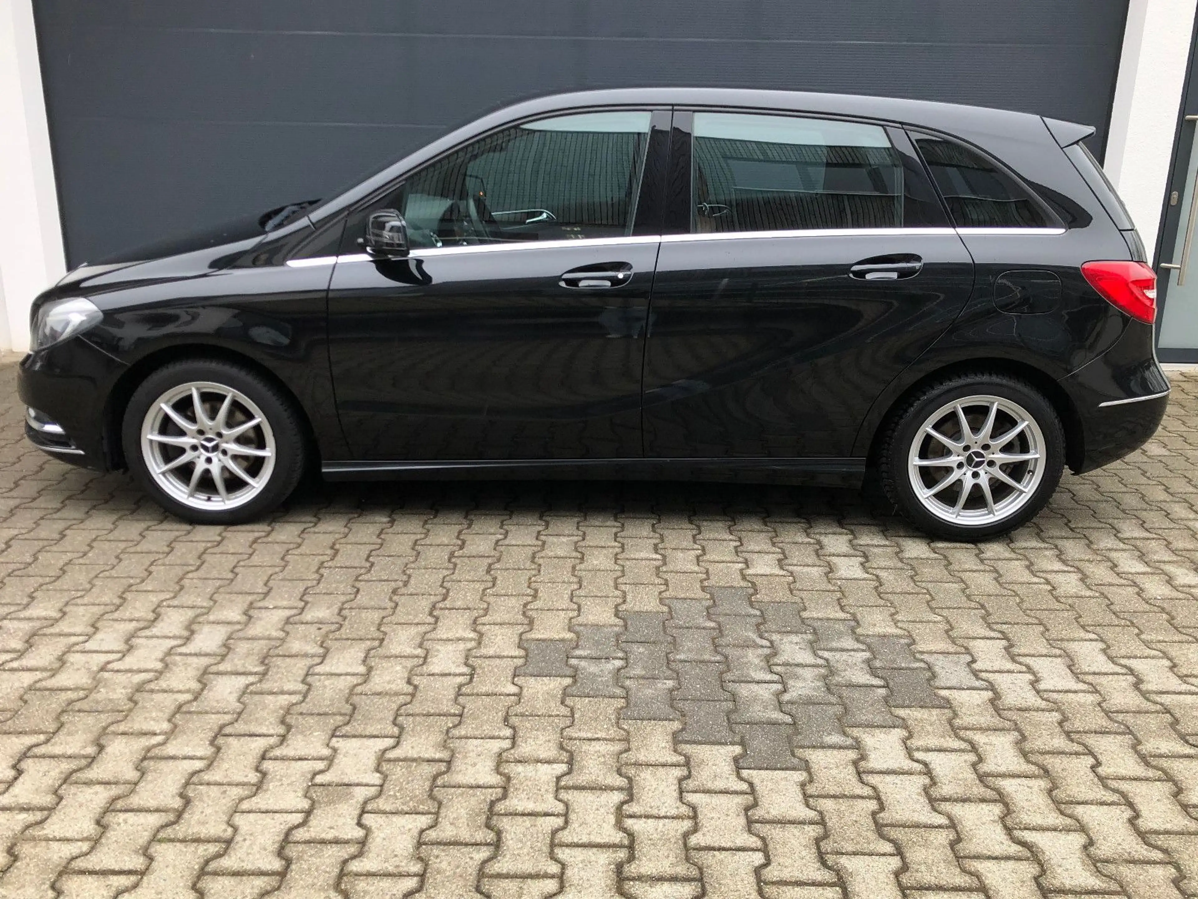 Mercedes-Benz B 220 d Leder Navi BiXenon Kamera SHZ AHK PDC — photo 8