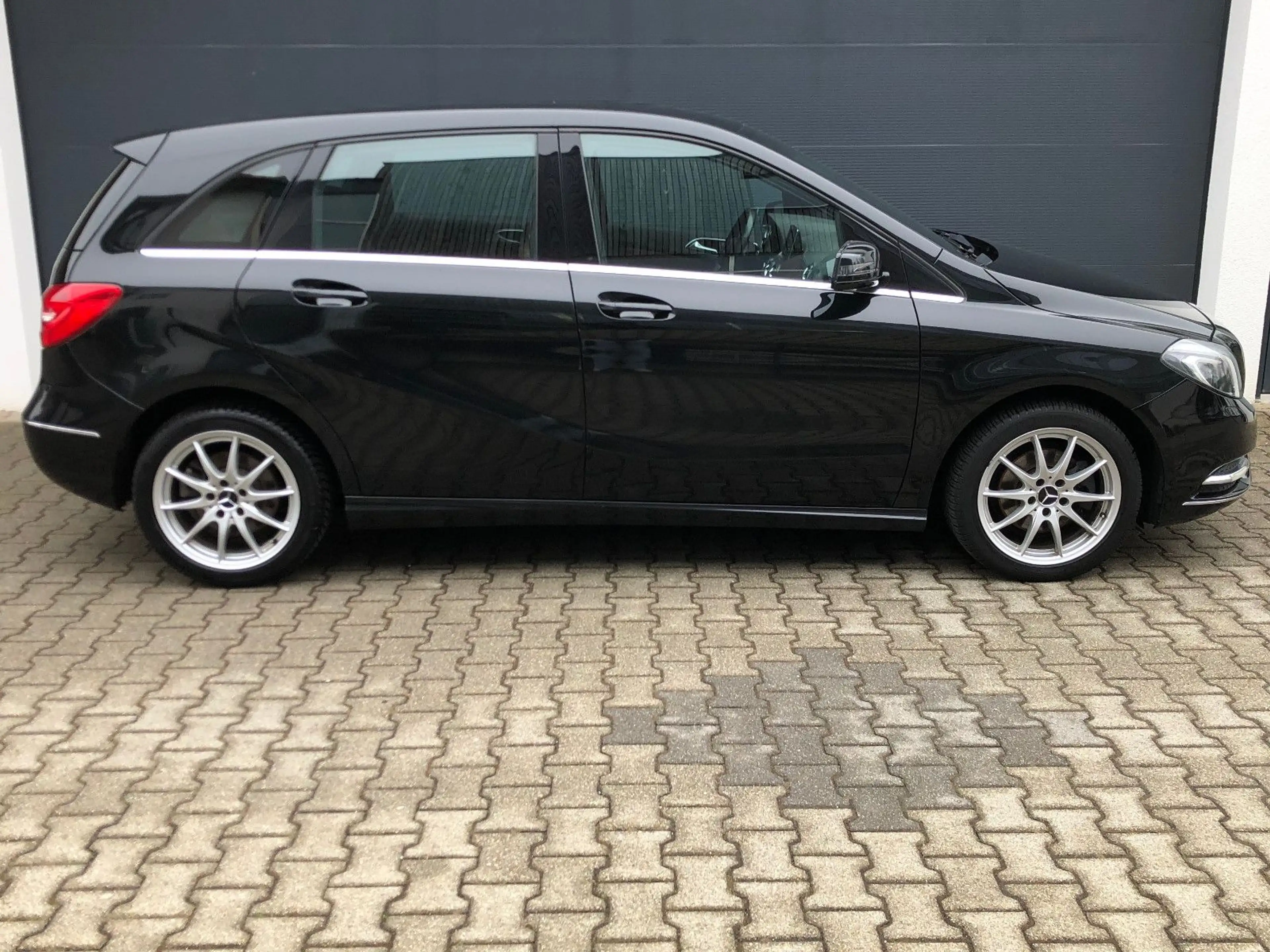 Mercedes-Benz B 220 d Leder Navi BiXenon Kamera SHZ AHK PDC — photo 4